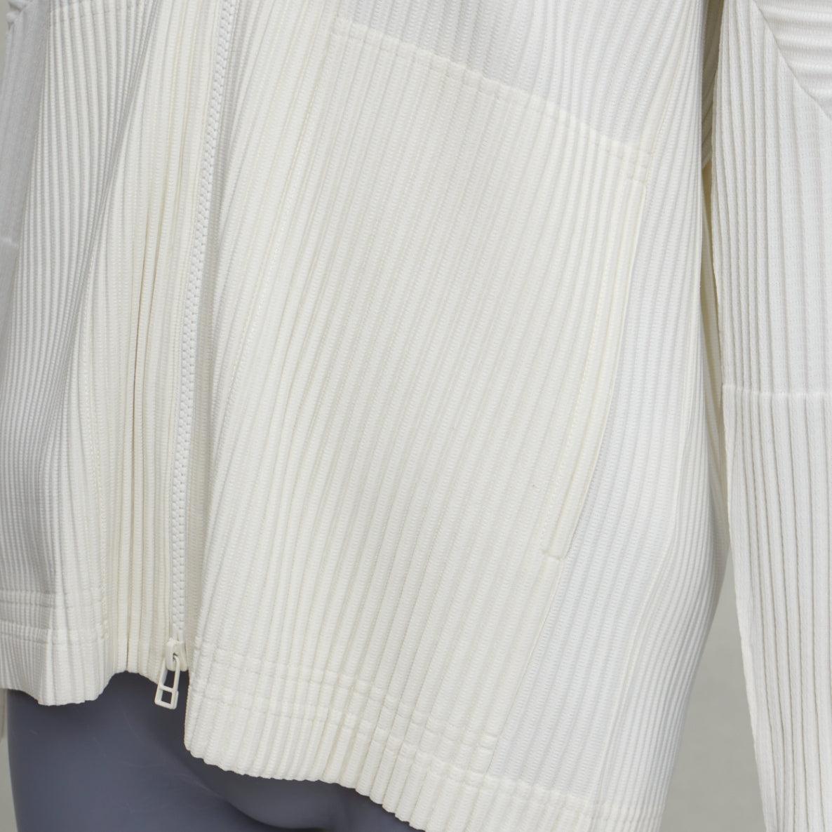 ISSEY MIYAKE Homme Plisse cream pleated zip hooded jacket JP3 L
Reference: KNLM/A00413
Brand: Issey Miyake
Collection: Homme Plisse
Material: Polyester
Color: Cream
Pattern: Solid
Closure: Zip
Extra Details: Relaxed fit, drawstring hood, dropped