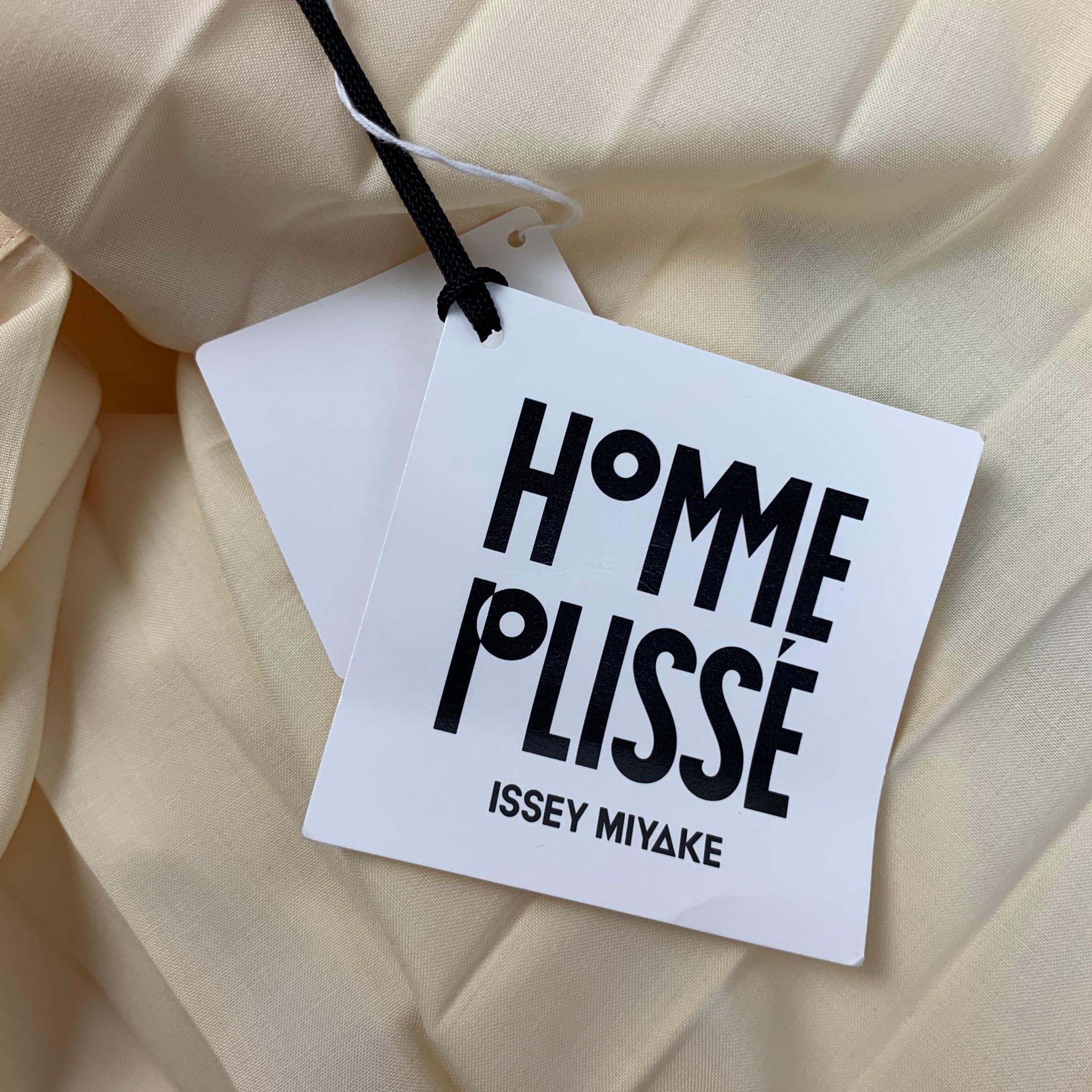 ISSEY MIYAKE HOMME PLISSE Size M Yellow Wrinkled Button Up Short Sleeve Shirt In New Condition In San Francisco, CA