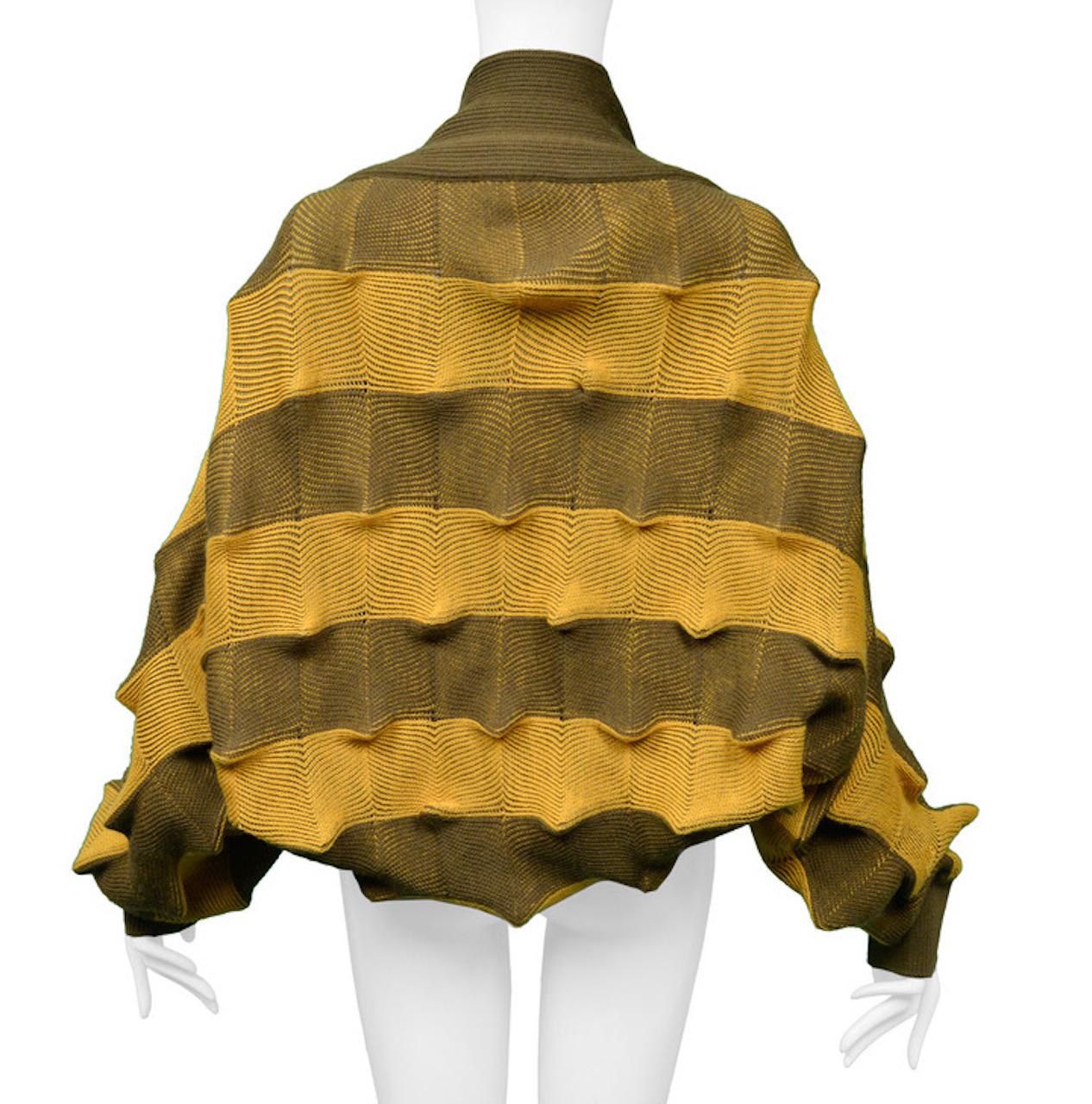 Ikonischer Carton-Pullover von Issey Miyake aus Gold und Oliv Damen im Angebot