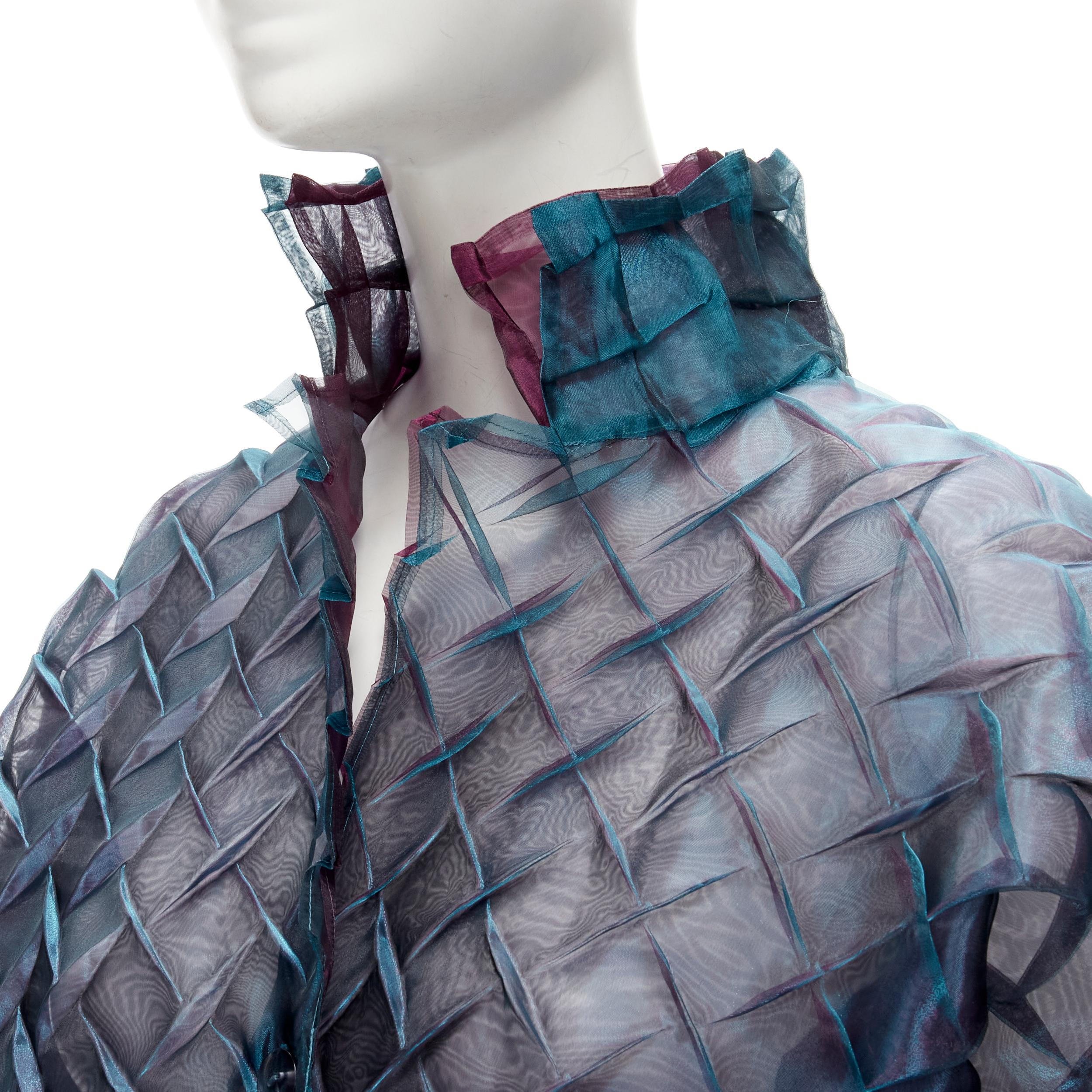 ISSEY MIYAKE iridescent blue textured layered sheer jacket top JP3 L
Reference: TGAS/C01761
Brand: Issey Miyake
Material: Polyester
Color: Blue
Pattern: Solid
Closure: Button
Made in: Japan

CONDITION:
Condition: Excellent, this item was pre-owned