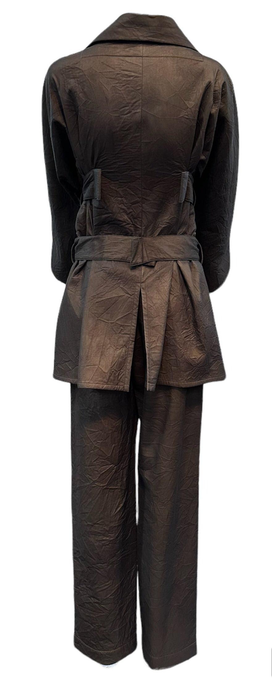 Traje pantalón años 90 Issey Miyake en tono marrón medio moteado con ligero matiz verde irisado . Estilo realmente vanguardista con doble cinturón sobre fajas acolchadas estilo obi en capas.  Fabricado con una microfibra de mezcla de nailon.