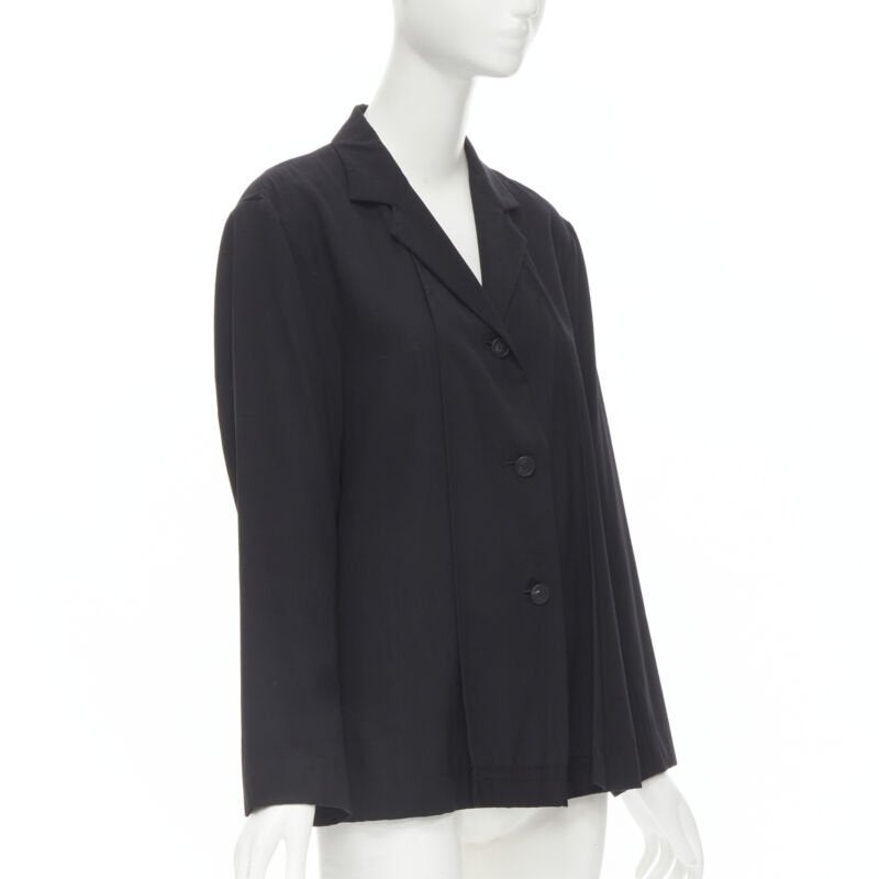 ISSEY MIYAKE lightweight wool nylon flap placket relaxed casual blazer L
Reference: KELE/A00011
Brand: Issey Miyake
Material: Wool, Nylon
Color: Black
Pattern: Solid
Closure: Button
Extra Details: Pleated flap front.
Made in: