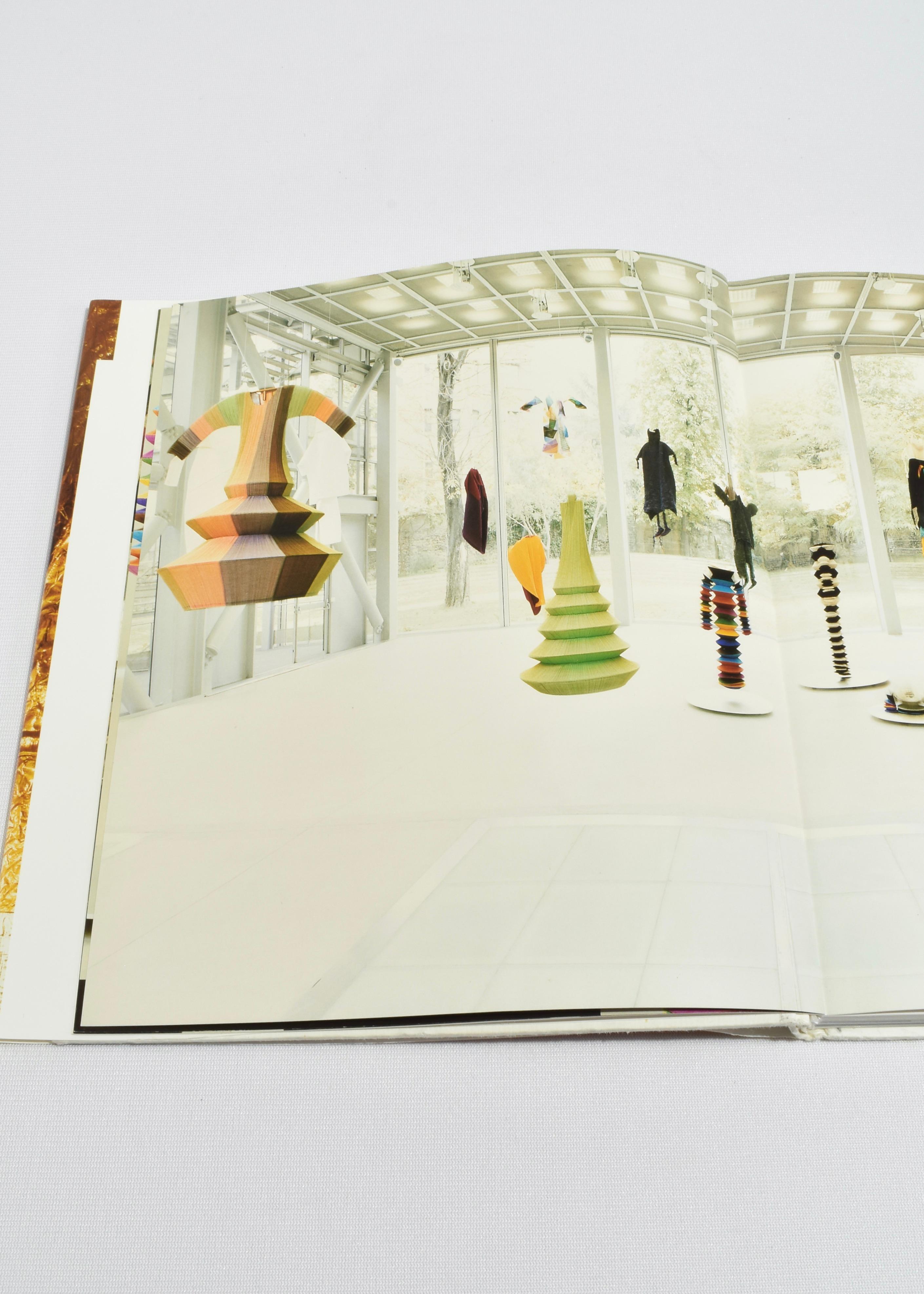 Livre de poche vintage présentant le travail du designer Issey Miyake. Par la Fondation Cartier pour l'art contemporain à Paris, publié en 1999. Première édition, 174 pages. Exemplaire ex-bibliothèque.

