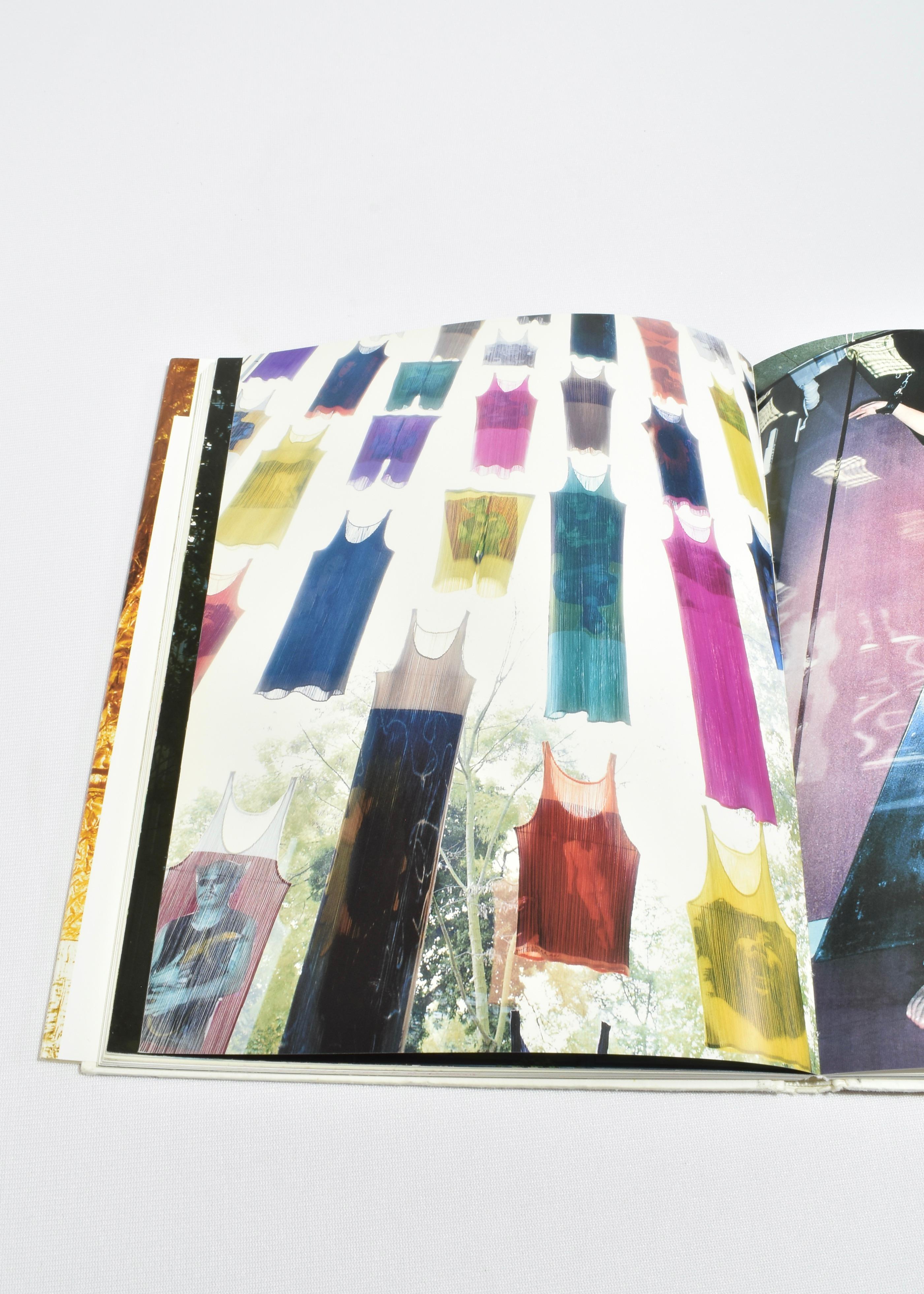 Issey Miyake : Faire des choses en vente 2