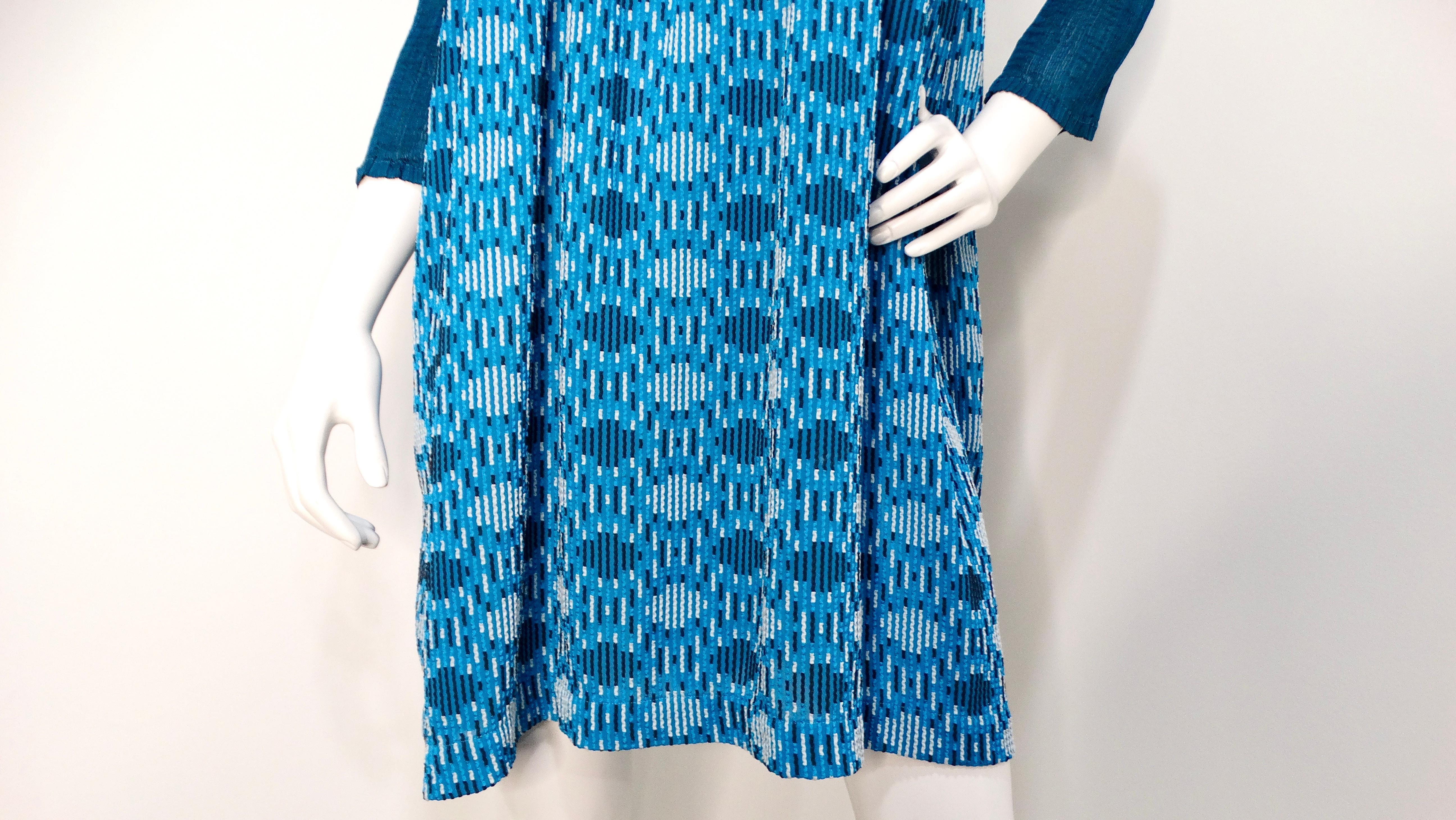 Issey Miyake me 2000s Turquoise Pattern Long-Sleeve Babydoll Dress In Good Condition For Sale In Scottsdale, AZ