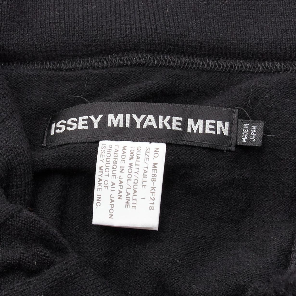 ISSEY MIYAKE Herren 100% schwarze gestreifte, konisch zulaufende Laufsteghose aus Wolle JP1 S im Angebot 4