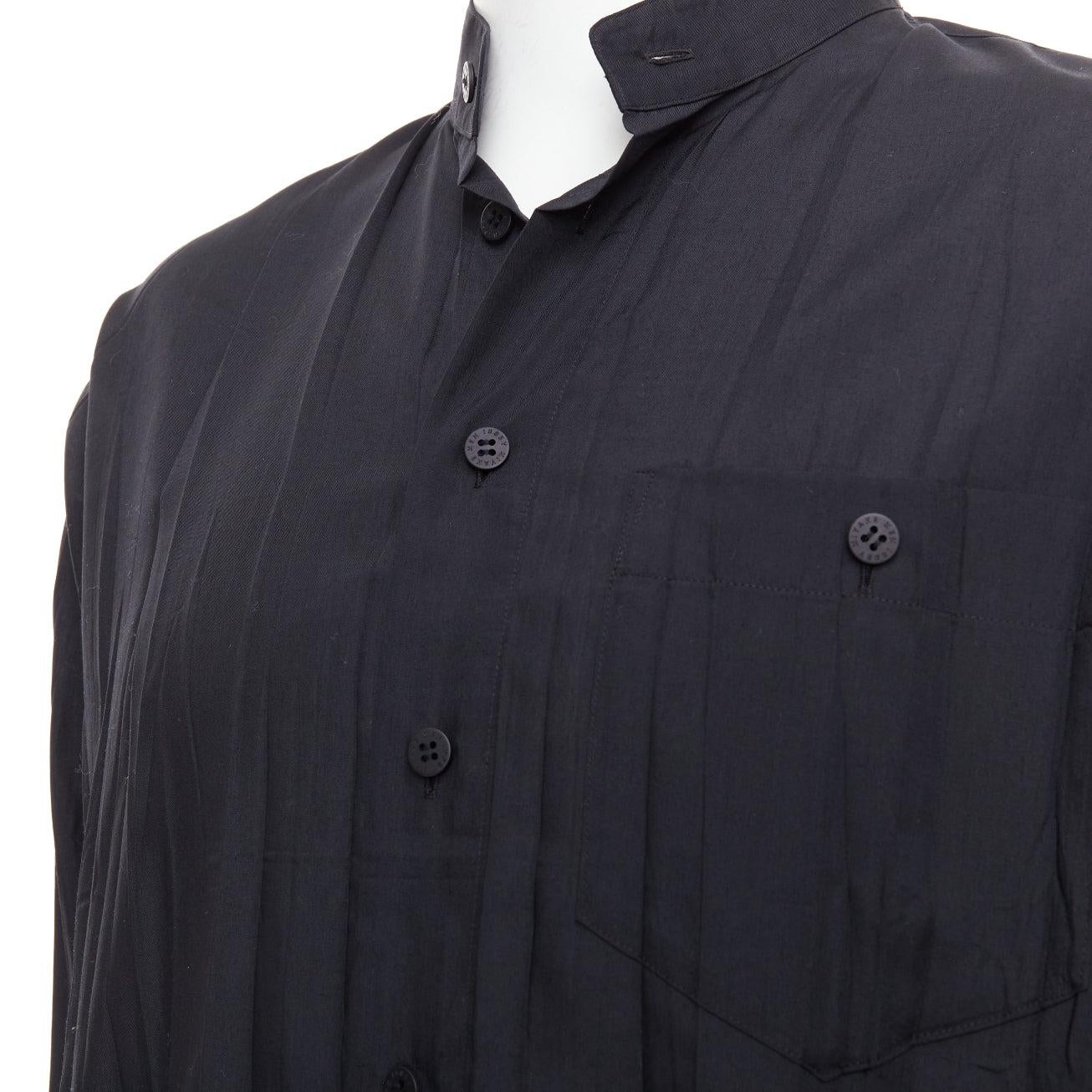 Issey Miyake Uomo nero accordian plisse plissé  camicia button down Sz1 S
Riferimento: CNLE/A00443
Marchio: Issey Miyake
Collection'S: Uomo
Materiale: Poliestere
Colore: nero
Modello: Tinta unita
Chiusura: bottone
Dettagli extra: Questa comodissima