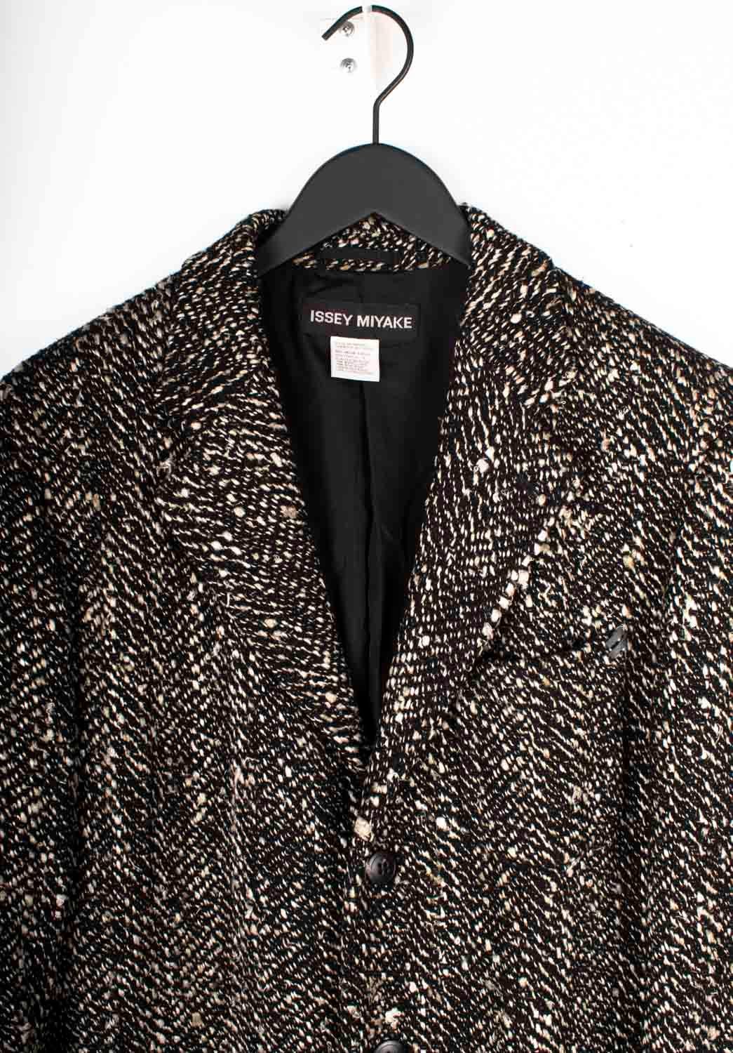 Controlla le mie altre inserzioni. Ho molti altri abiti firmati in vendita. Aperto a qualsiasi offerta.
L'articolo in vendita è un cappotto pesante da uomo Issey Miyake, TRNU0, autentico al 100%.
Colore: nero
(Il colore effettivo può variare