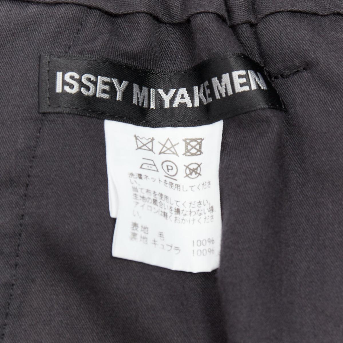 ISSEY MIYAKE Herren Graue strukturierte Hose aus 100 % Wolle JP1 S im Angebot 4