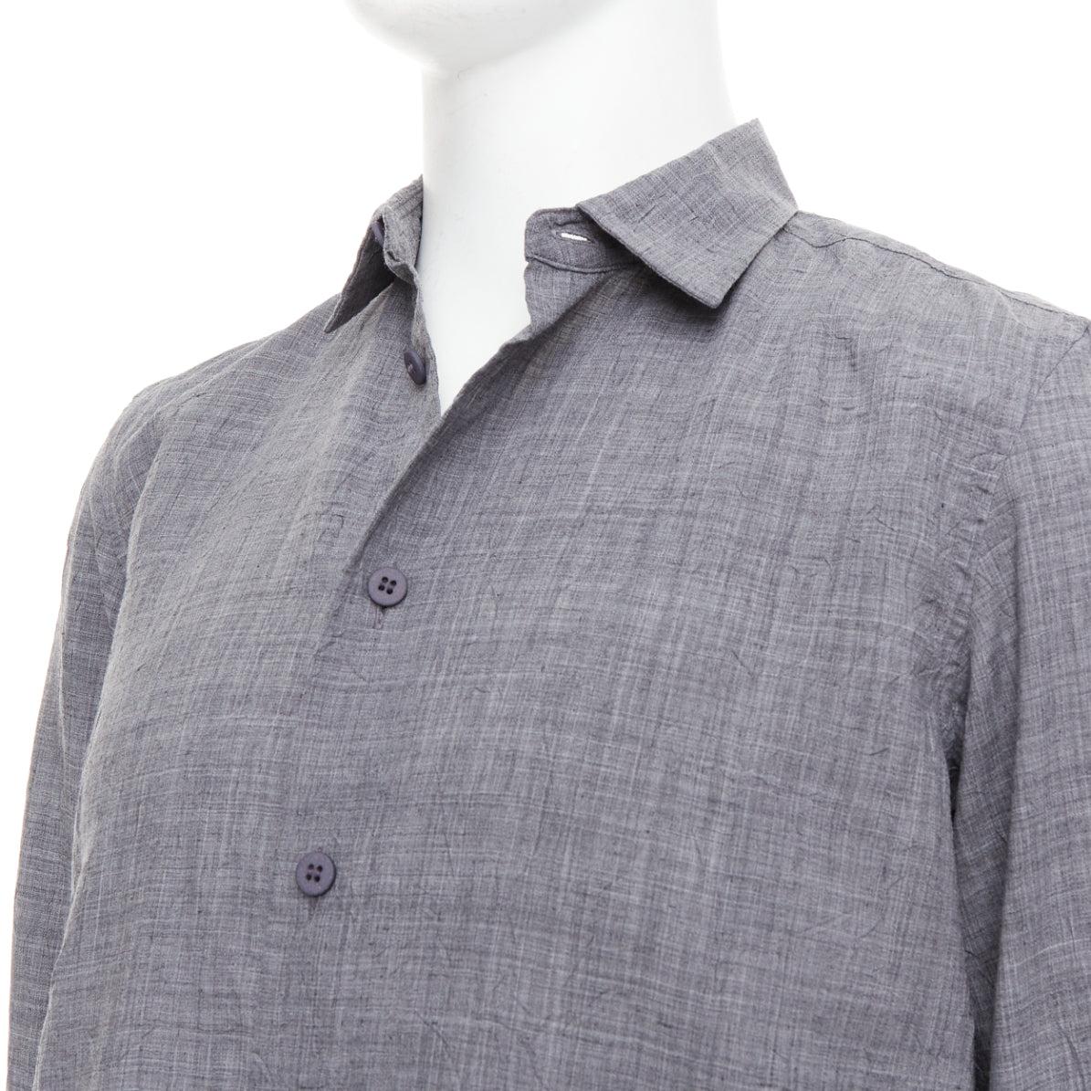 Issey Miyake Uomo grigio poliestere ramiè increspato camicia top JP1 S
Riferimento: CNLE/A00444
Marchio: Issey Miyake
Collection'S: Uomo
Materiale: Poliestere, ramiè
Colore: Grigio
Modello: Tinta unita
Chiusura: bottone
Dettagli extra: Trattamento