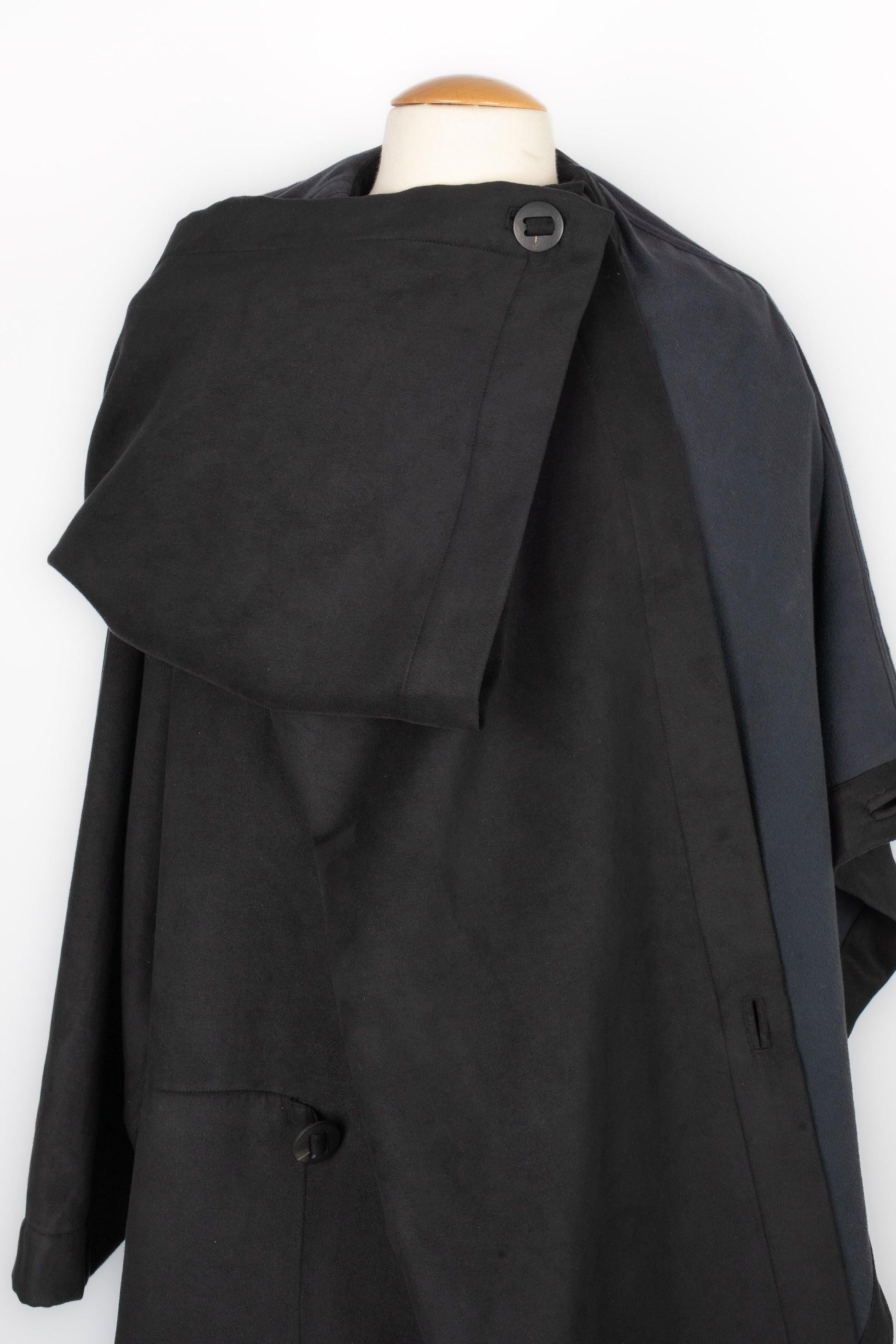 Issey Miyake Uomo Cappotto lungo asimmetrico in vendita 6