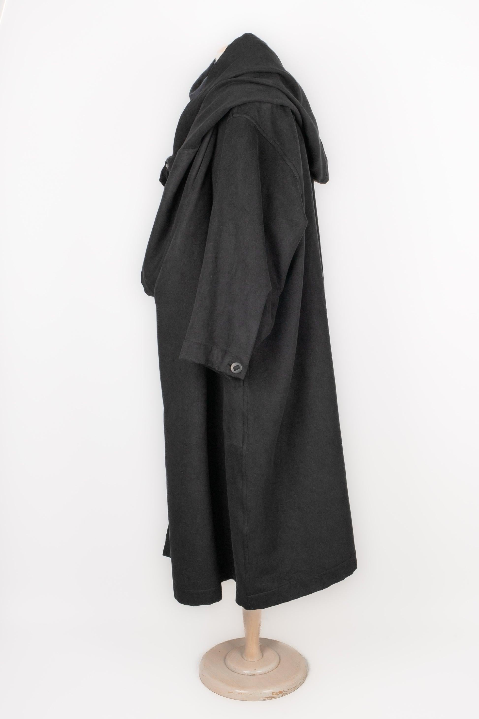 Issey Miyake Uomo Cappotto lungo asimmetrico in vendita 7