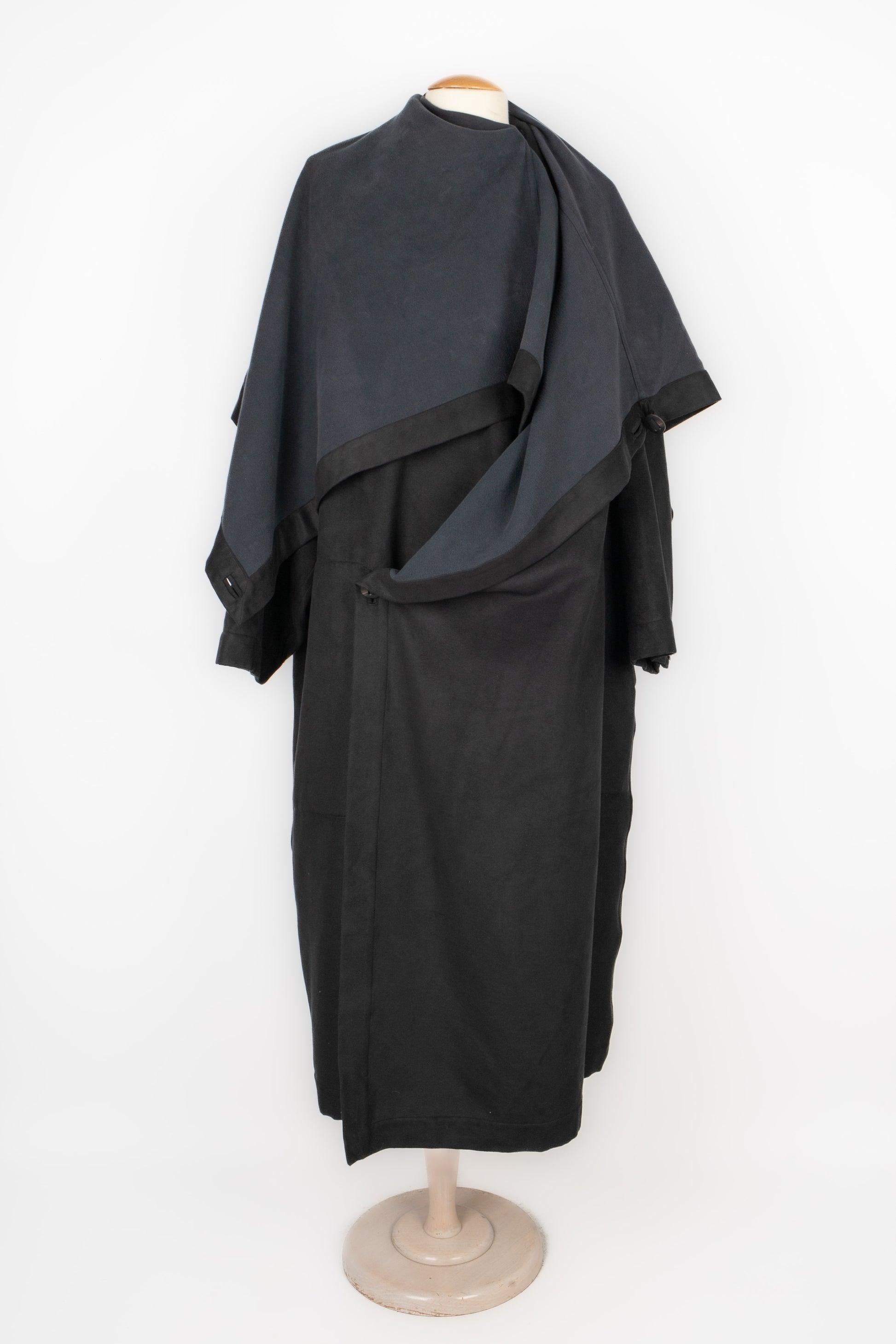 Issey Miyake - (Made in Japan) Cappotto lungo asimmetrico. È indicata la taglia M.

Informazioni aggiuntive:
Condizioni: Ottime condizioni
Dimensioni: Lunghezza: 130 cm

Riferimento del venditore: HM7