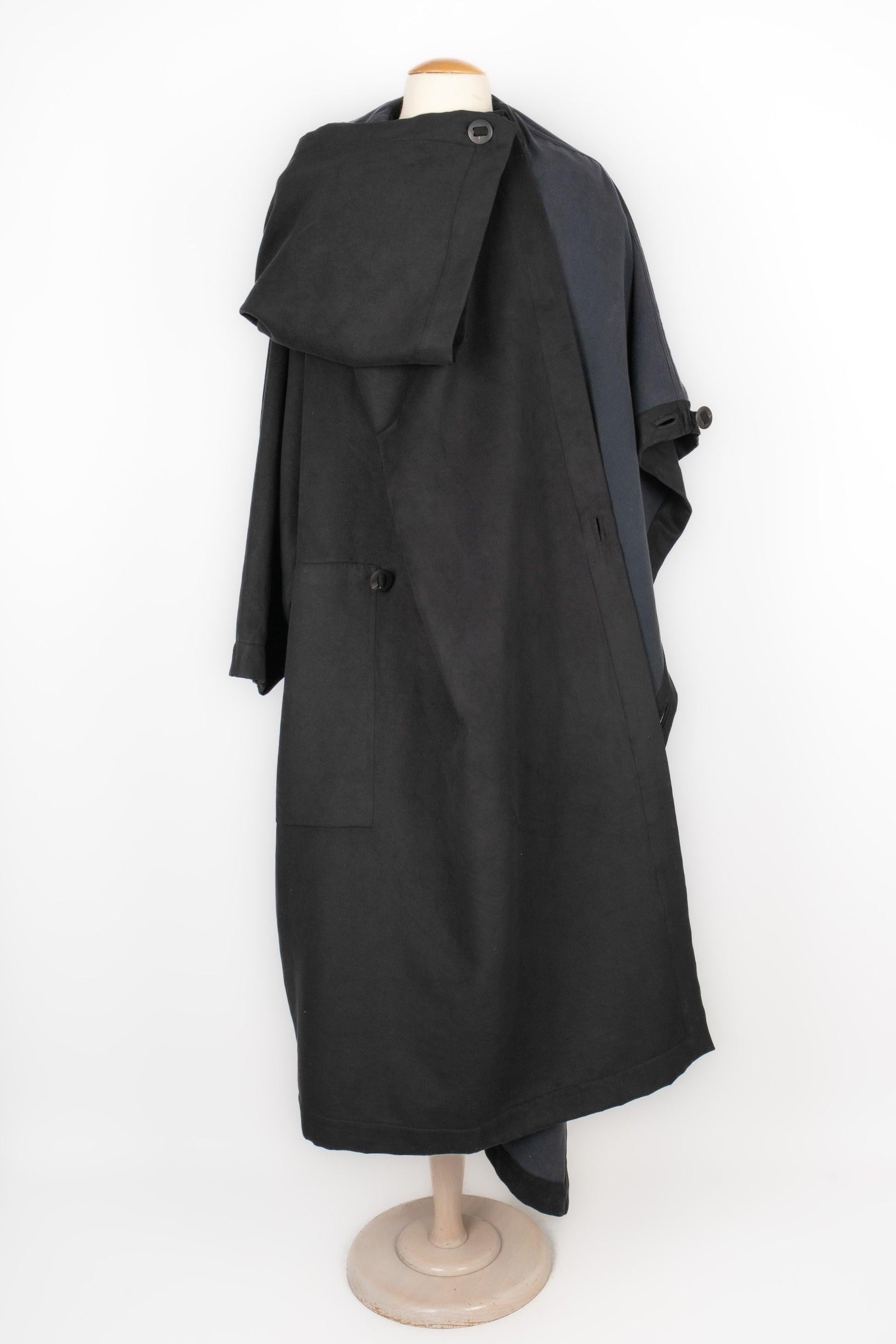 Nero Issey Miyake Uomo Cappotto lungo asimmetrico in vendita