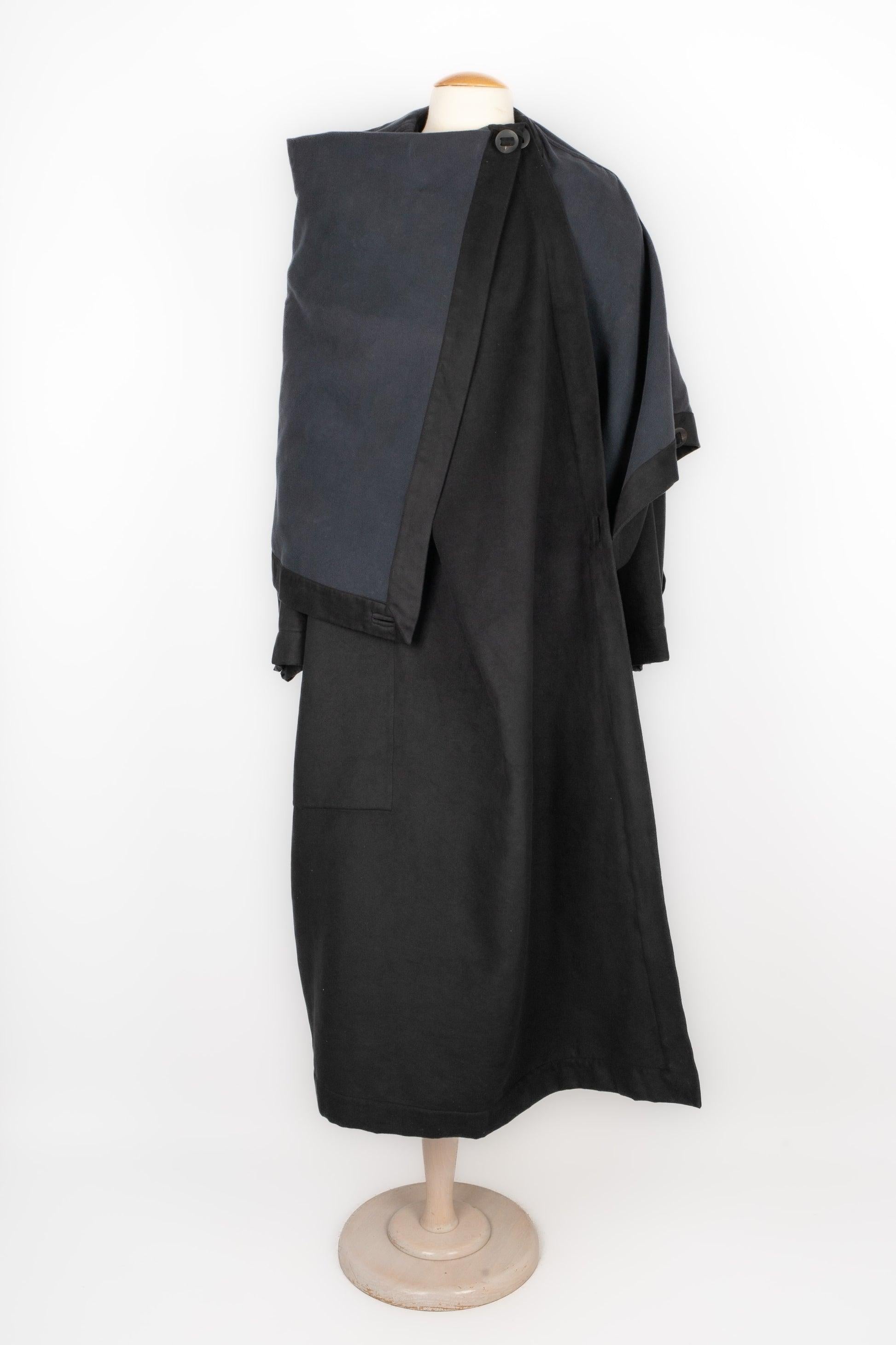 Donna Issey Miyake Uomo Cappotto lungo asimmetrico in vendita