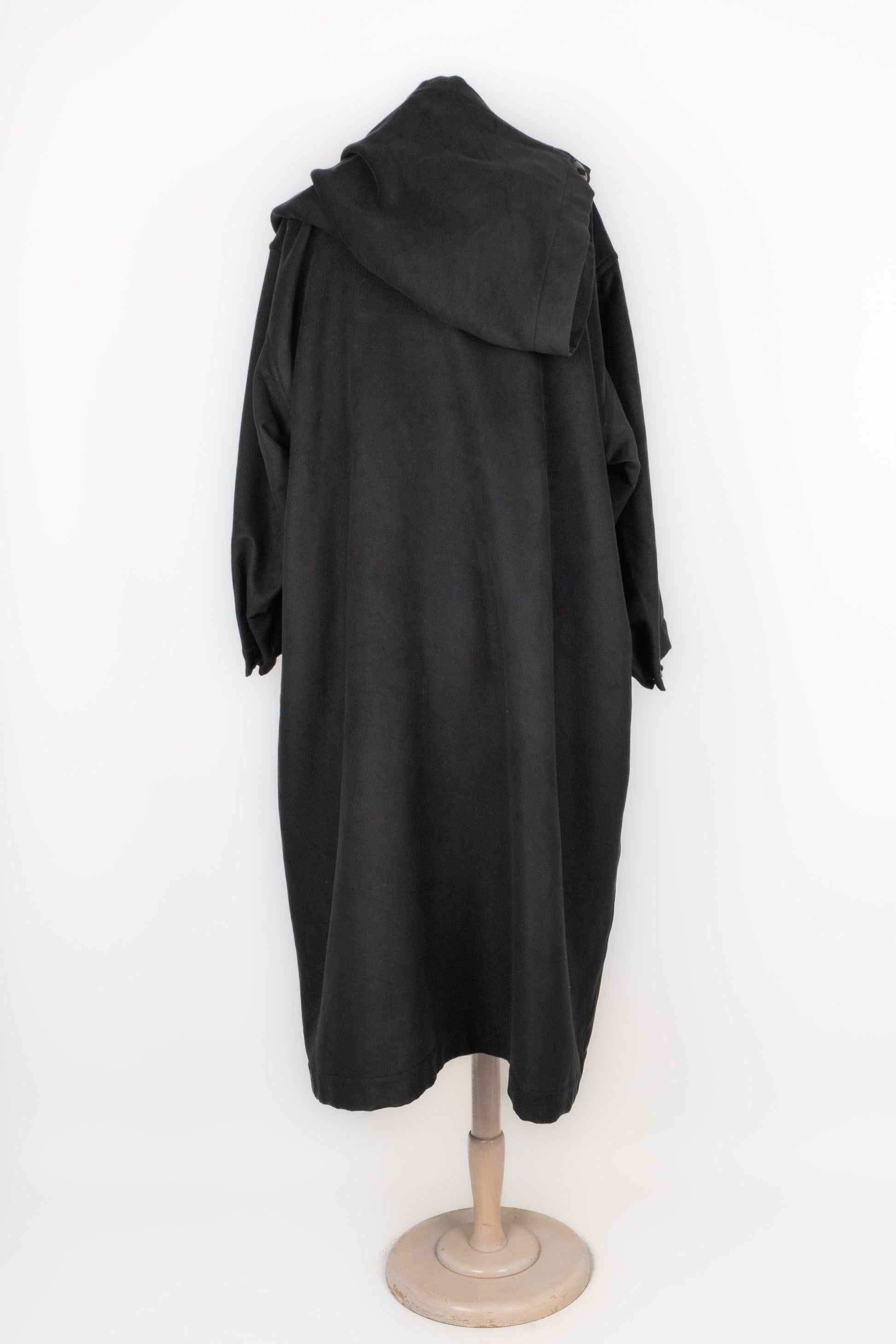Issey Miyake Uomo Cappotto lungo asimmetrico in vendita 1