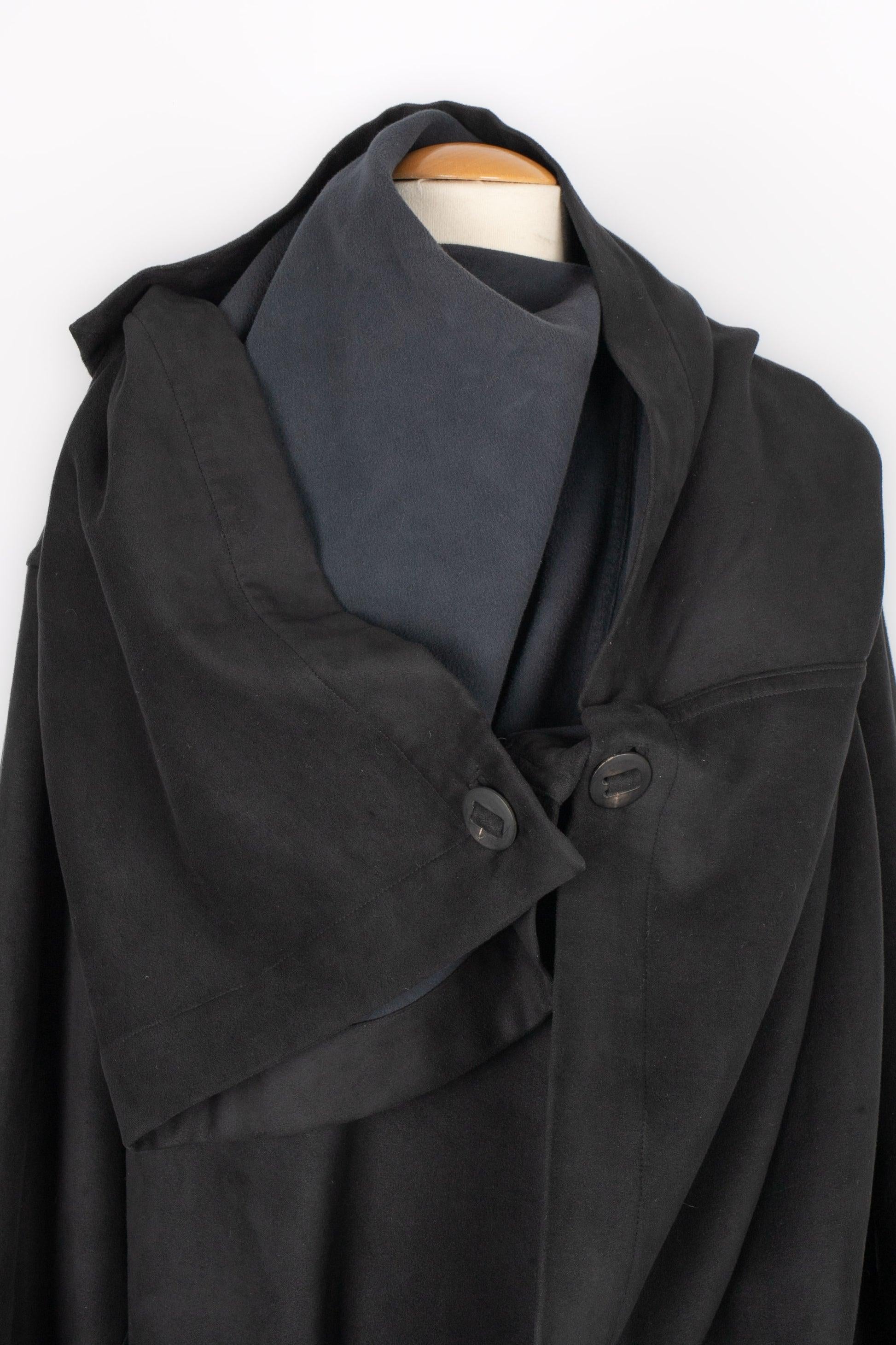 Issey Miyake Uomo Cappotto lungo asimmetrico in vendita 2