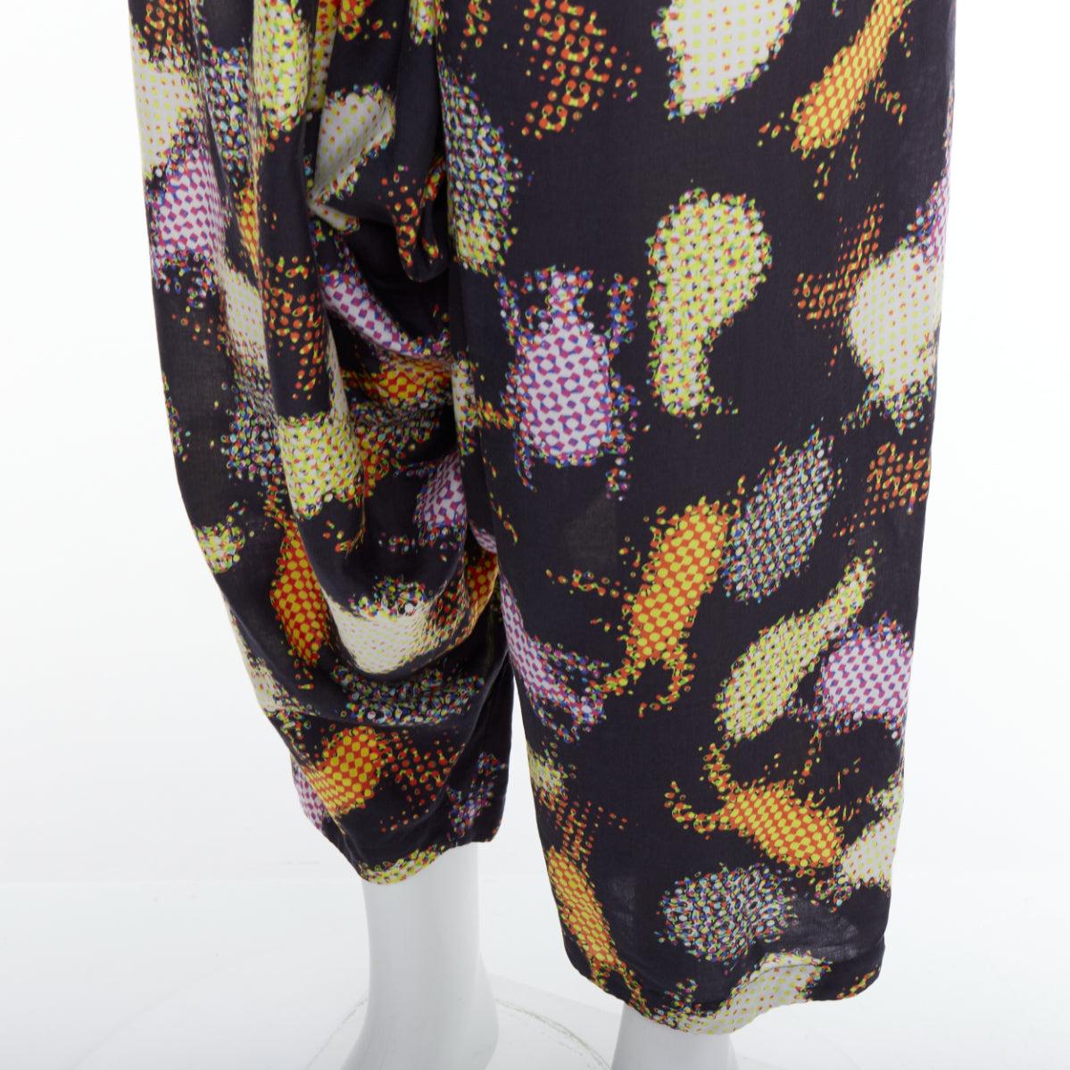 Issey Miyake MEN - Pantalon harem asymétrique à imprimé abstrait multicolore
Référence : PRCG/A00055
Marque : Issey Miyake
Collectional : MEN
MATERIAL : Rayon
Couleur : Multicolore, Noir
Motif : Abstrait
Fermeture : élastique
Fabriqué au :