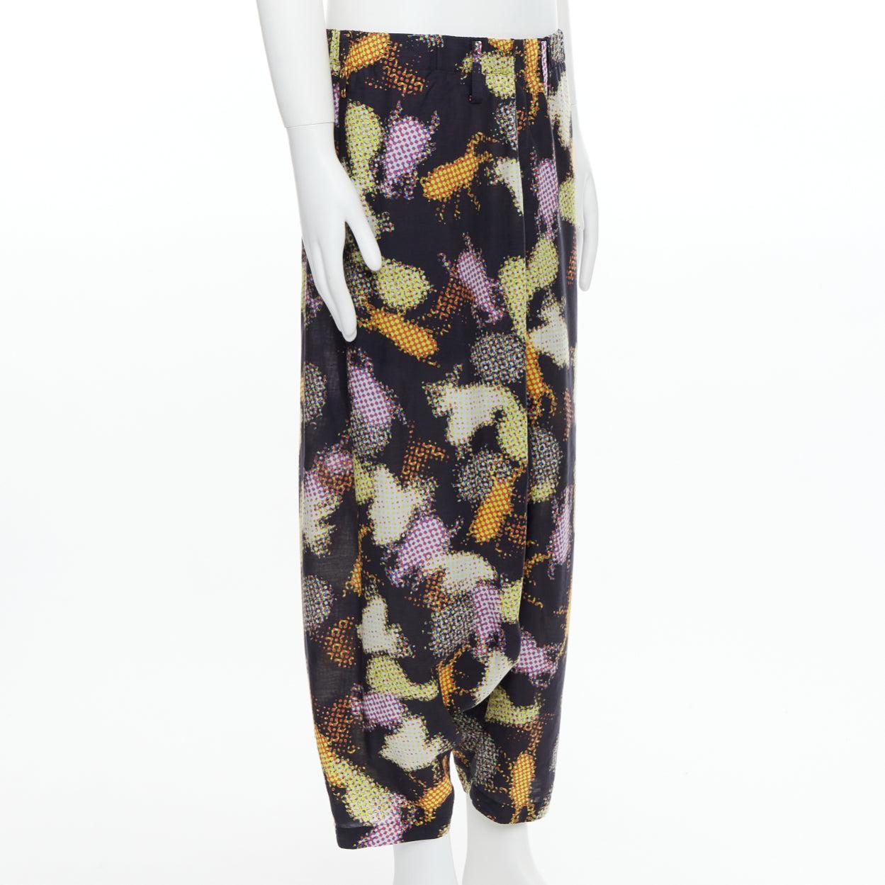 Noir Issey Miyake MEN - Pantalon harem asymétrique à imprimé abstrait multicolore en vente