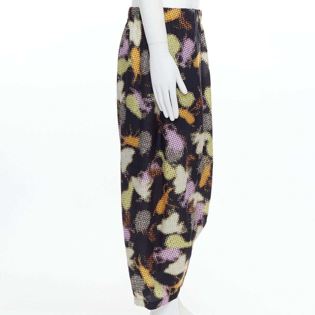 Issey Miyake MEN - Pantalon harem asymétrique à imprimé abstrait multicolore Excellent état - En vente à Hong Kong, NT