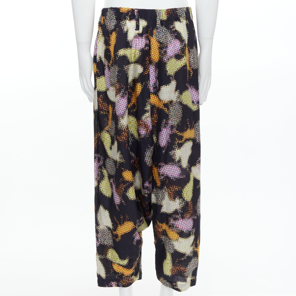 Issey Miyake MEN - Pantalon harem asymétrique à imprimé abstrait multicolore Pour hommes en vente