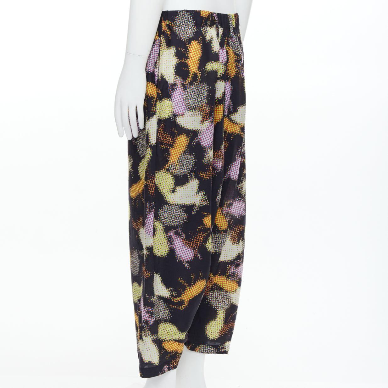Issey Miyake MEN - Pantalon harem asymétrique à imprimé abstrait multicolore en vente 1