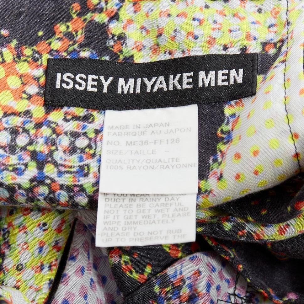 Issey Miyake MEN - Pantalon harem asymétrique à imprimé abstrait multicolore en vente 3