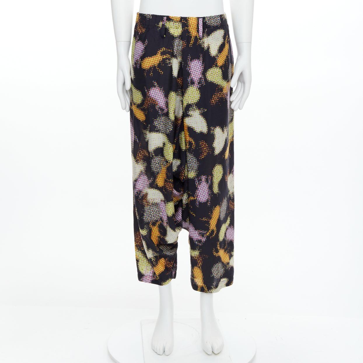 Issey Miyake MEN - Pantalon harem asymétrique à imprimé abstrait multicolore en vente 4