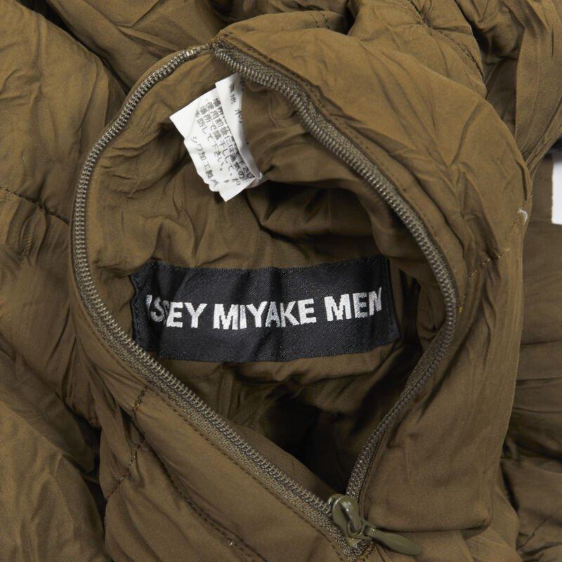ISSEY MIYAKE MEN Veste zippée réversible vert noir plissée et matelassée L en vente 5
