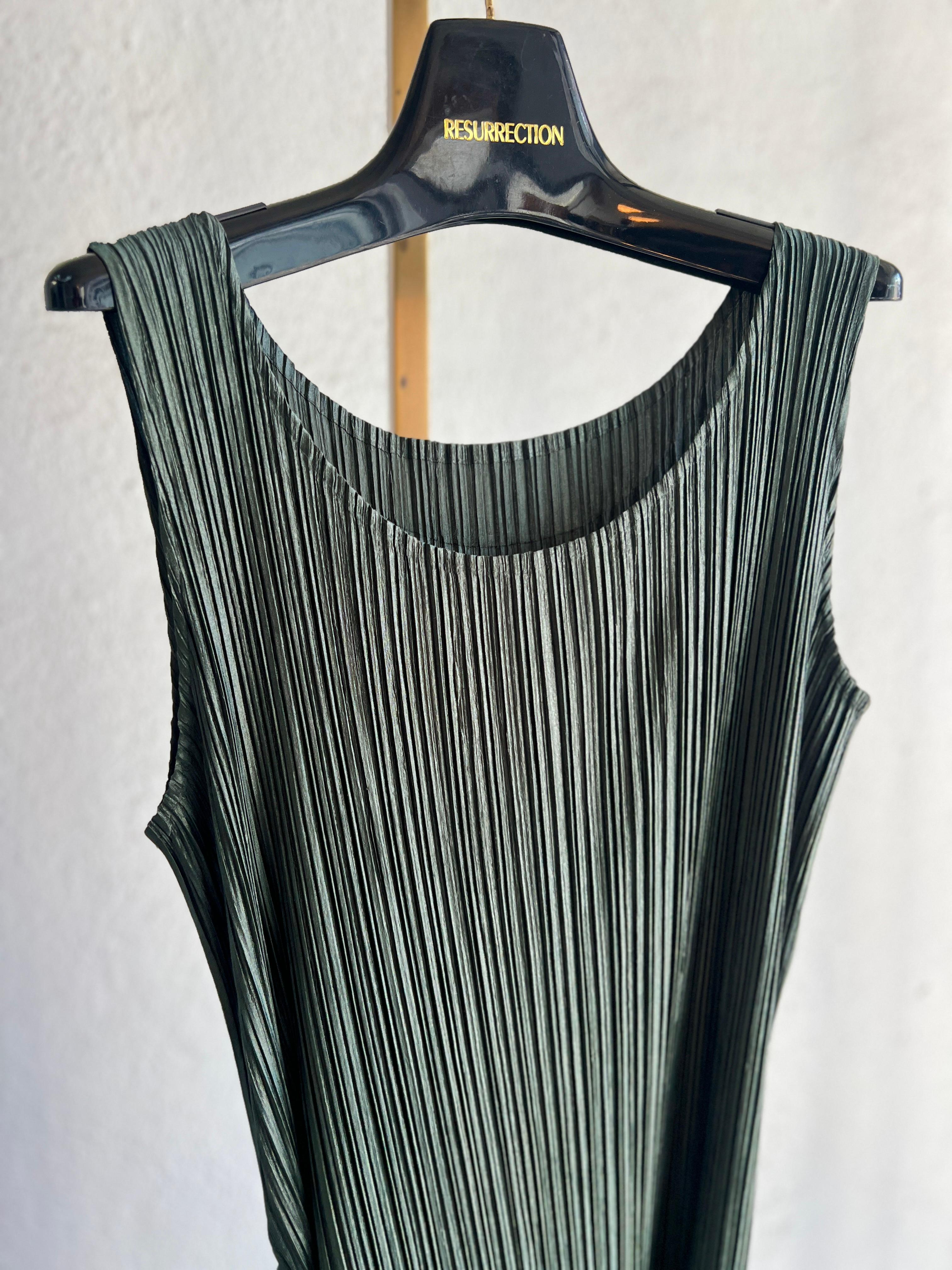 Issey Miyake Robe plissée avec jupe enveloppante vert mousse Ss 1999 en vente 6
