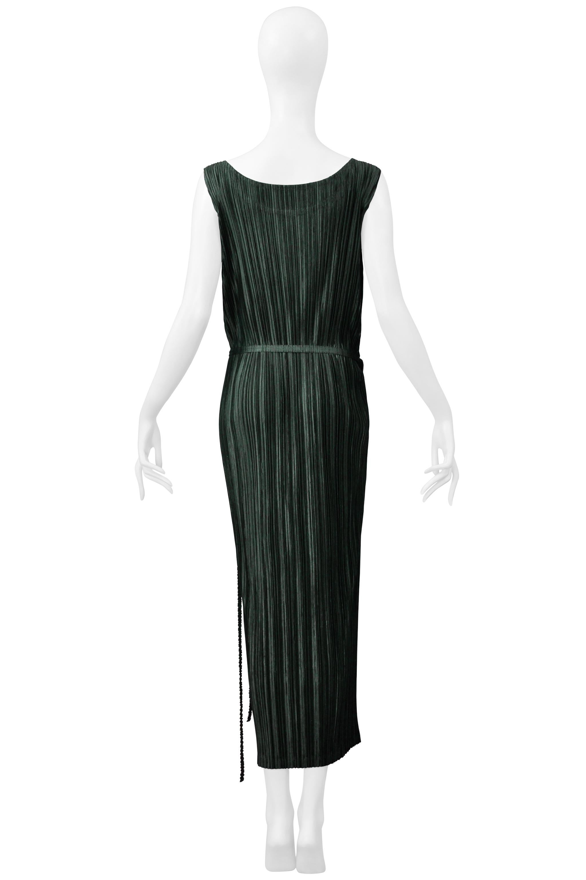 Resurrection Vintage a le plaisir de présenter une robe plissée vintage Issey Miyake vert mousse avec une jupe enveloppante de la collection printemps 1999, avec un col rond et sans manches, un cintre ajustable à la taille, et une longueur à la