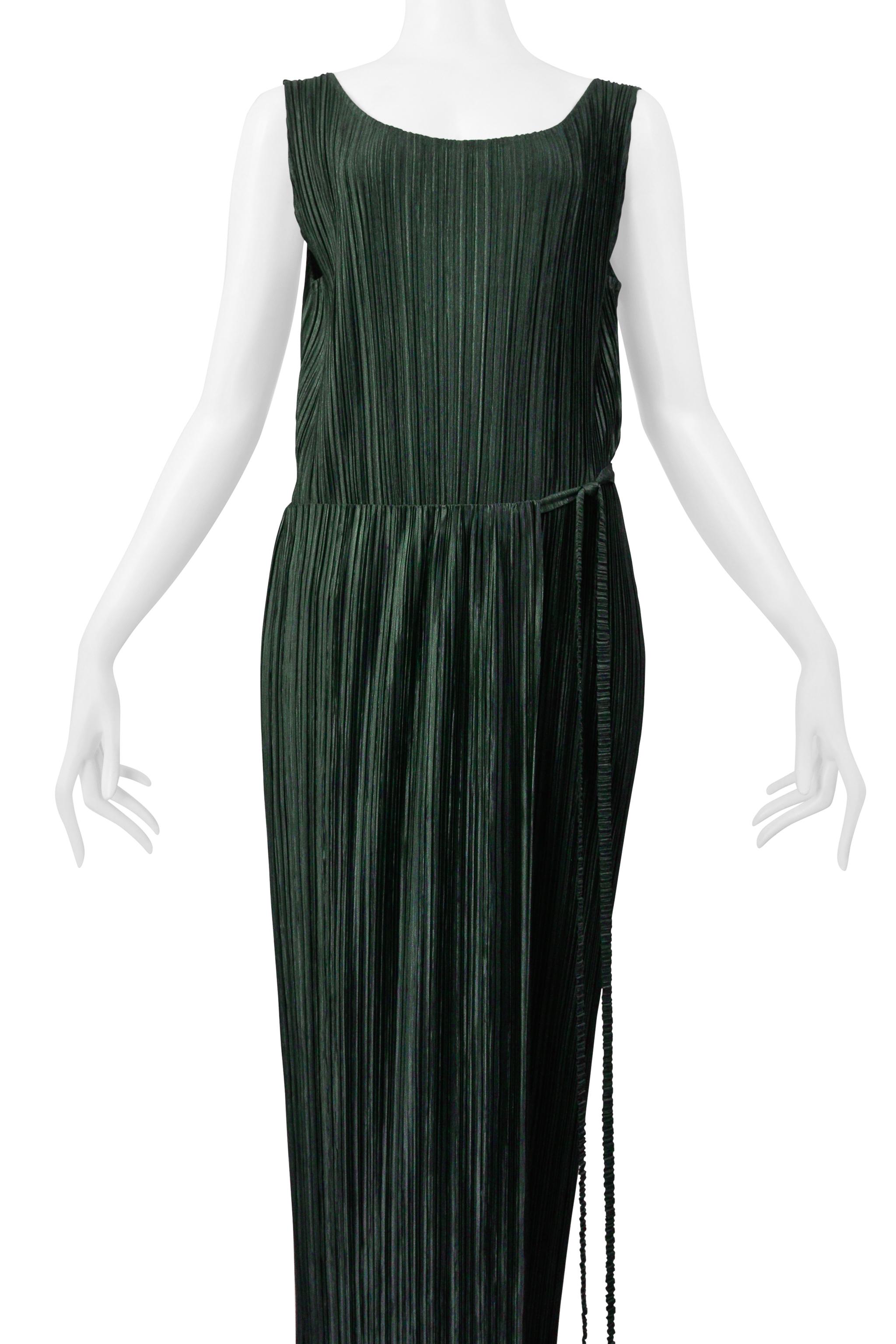 Issey Miyake Robe plissée avec jupe enveloppante vert mousse Ss 1999 Pour femmes en vente