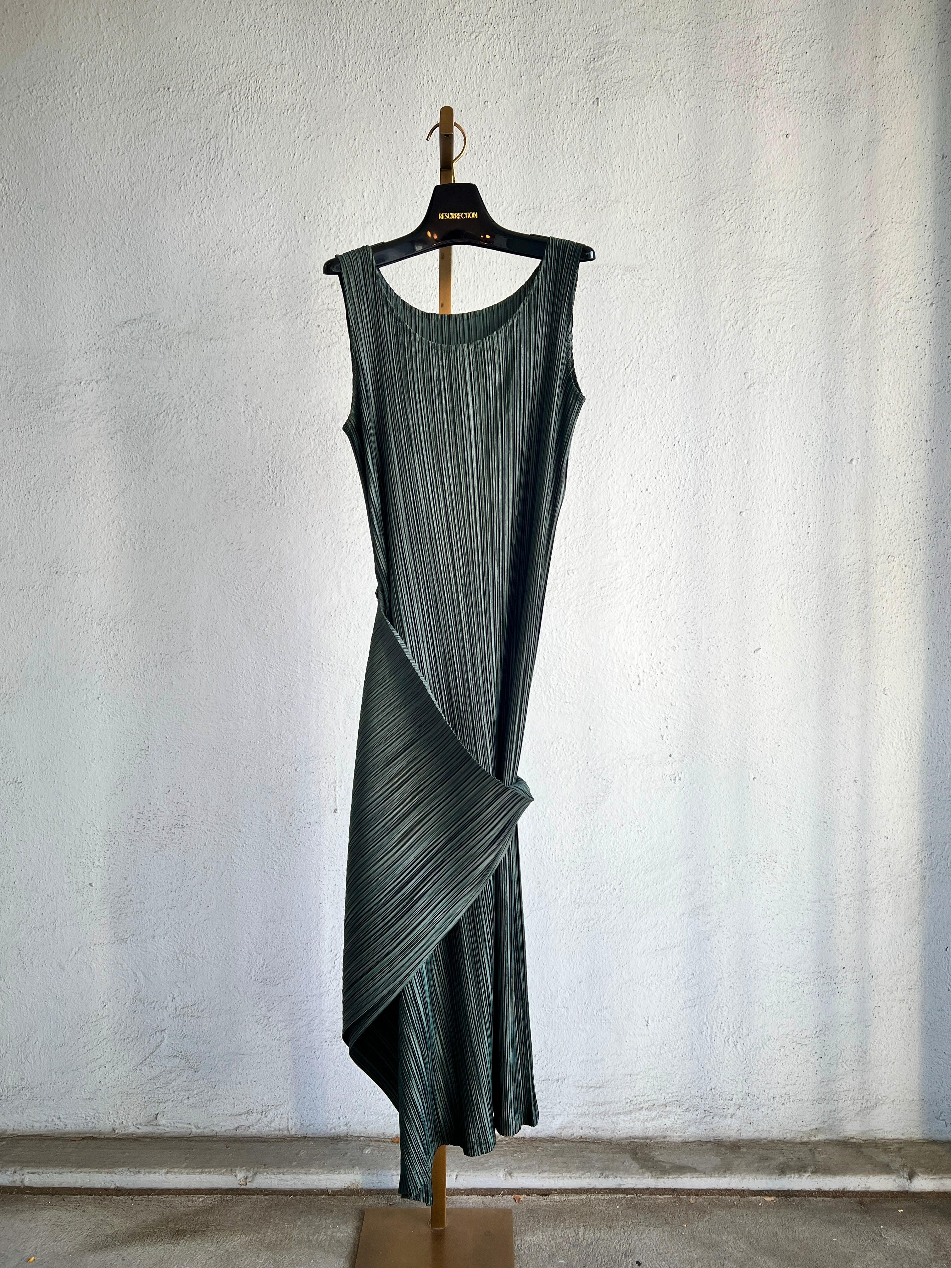 Issey Miyake Robe plissée avec jupe enveloppante vert mousse Ss 1999 en vente 4