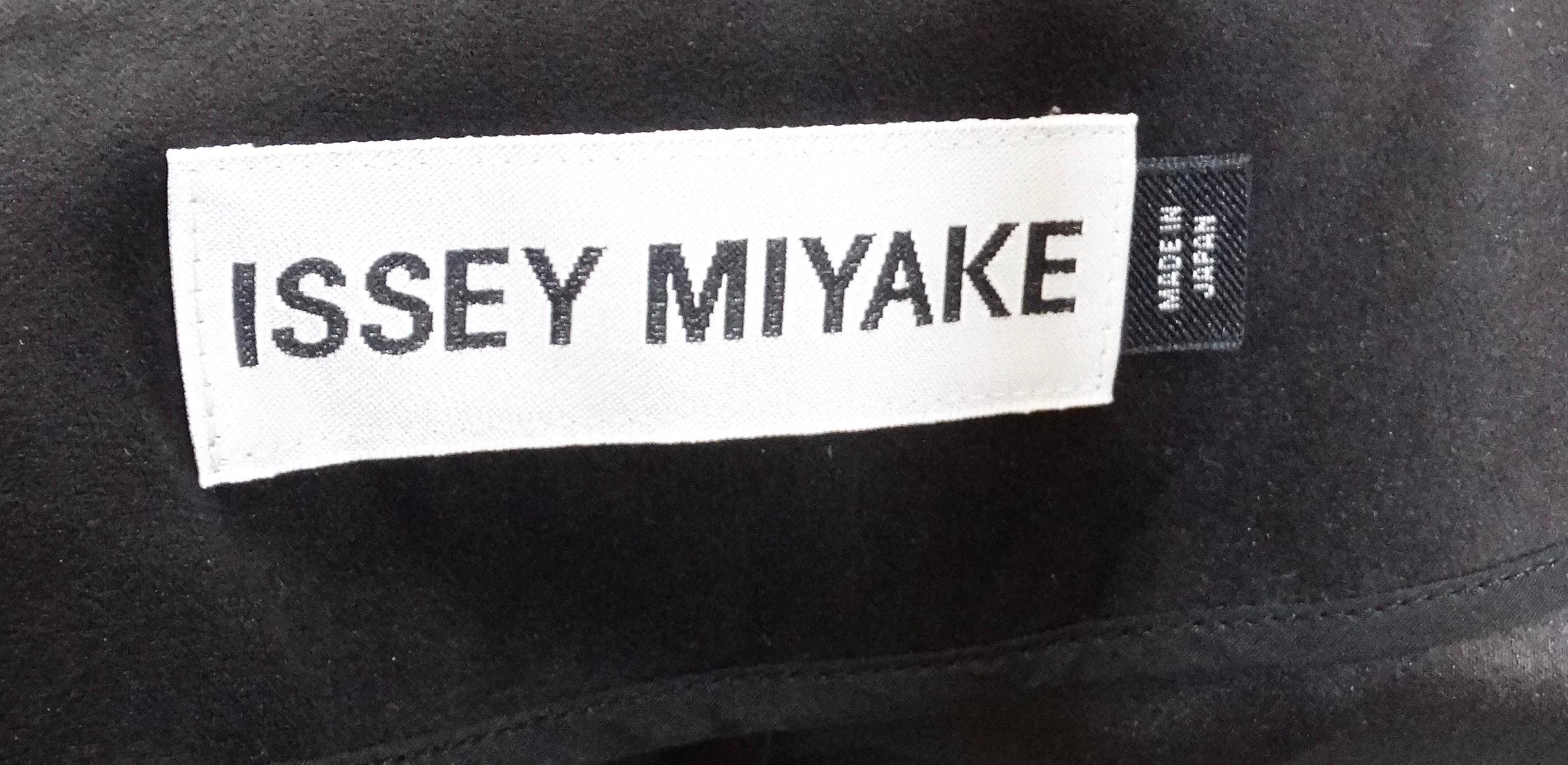 Issey Miyake - Cappotto da auto a righe multicolore in vendita 5