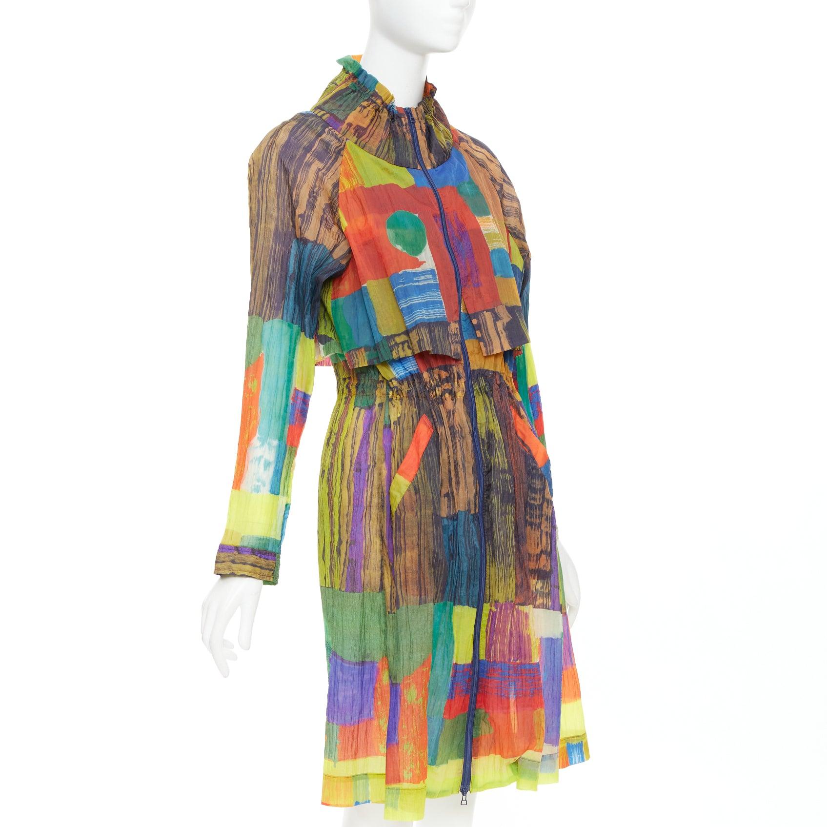 ISSEY MIYAKE mehrfarbiger Regenbogen geometrisch bedrucktes Plisseekleid JP2 M (Braun) im Angebot