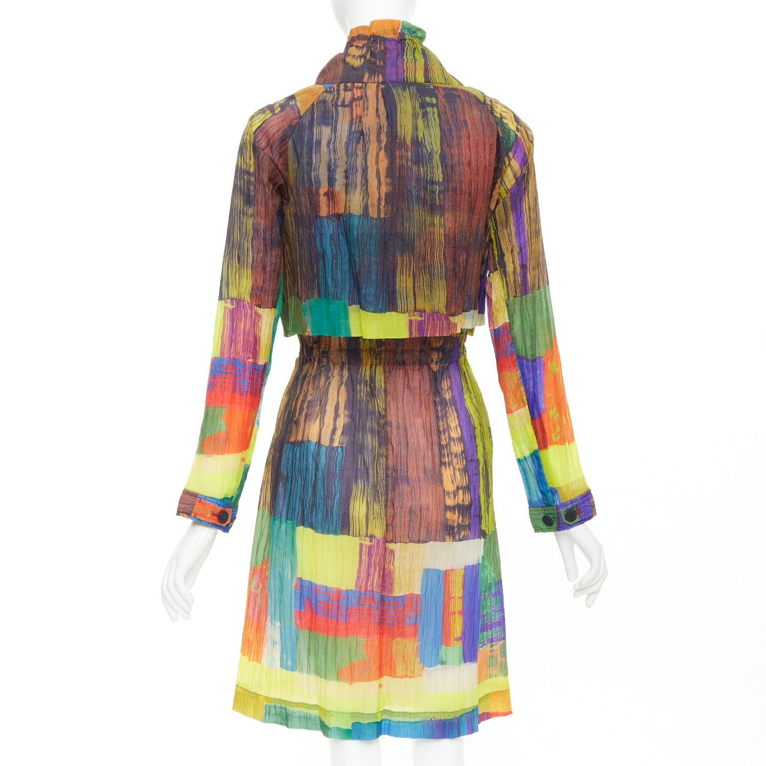 ISSEY MIYAKE mehrfarbiger Regenbogen geometrisch bedrucktes Plisseekleid JP2 M Damen im Angebot