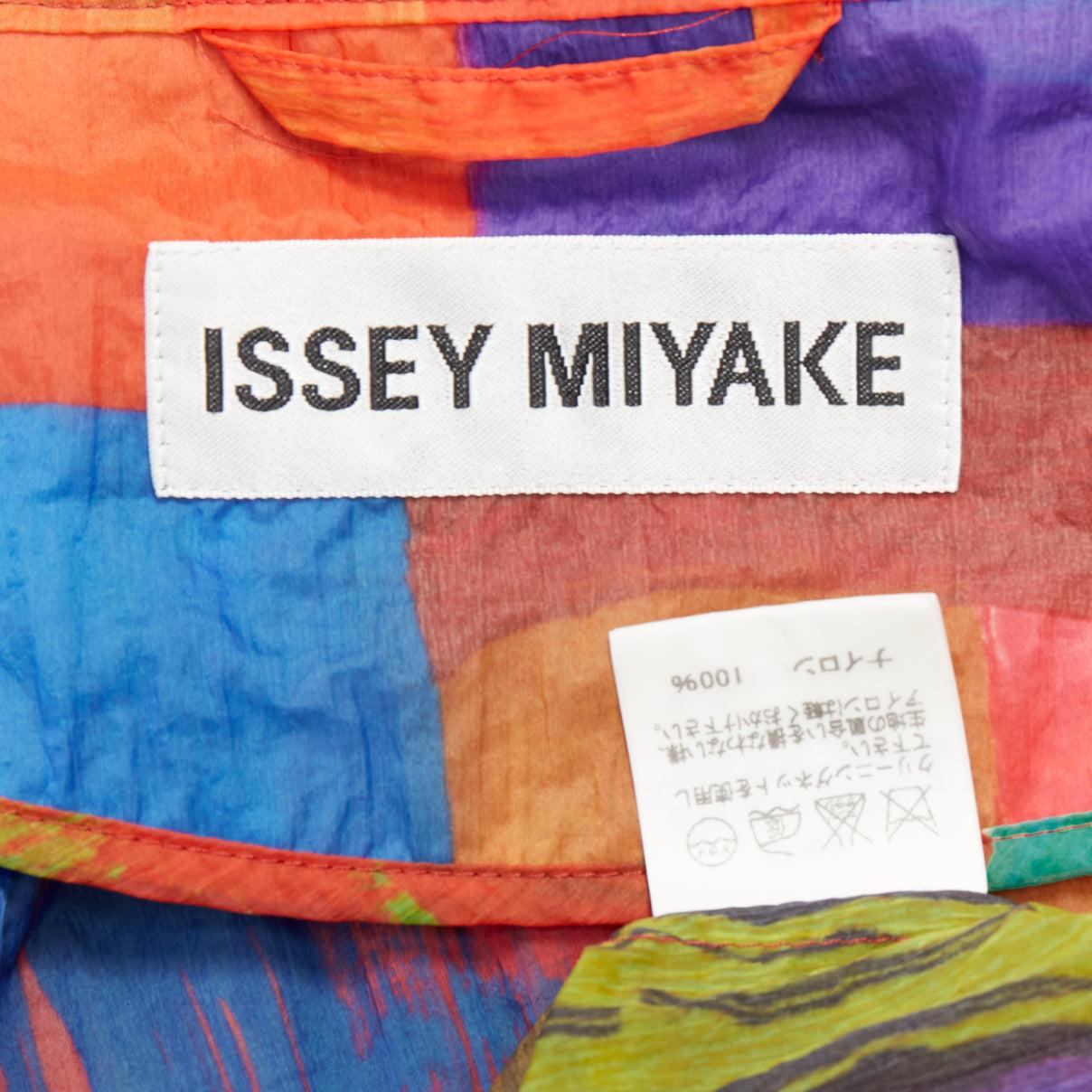 ISSEY MIYAKE mehrfarbiger Regenbogen geometrisch bedrucktes Plisseekleid JP2 M im Angebot 3