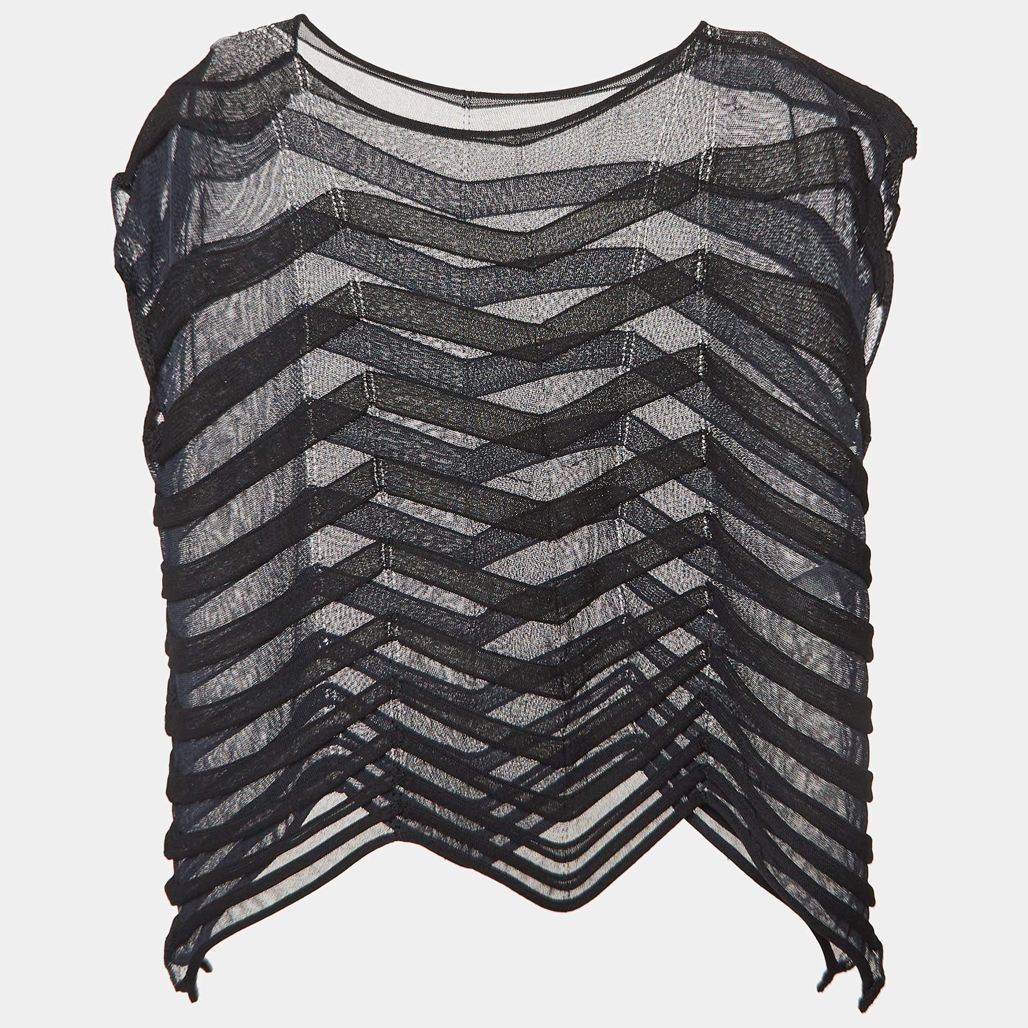 Materiali di qualità e tagli eleganti fanno di questo top di Issey Miyake un pezzo da conservare. È caratterizzato da una vestibilità ampia e trasparente, facile da abbinare.