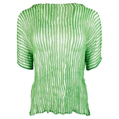 Issey Miyake Neongrünes Kurzarm-Oberteil mit Streifen in Grün