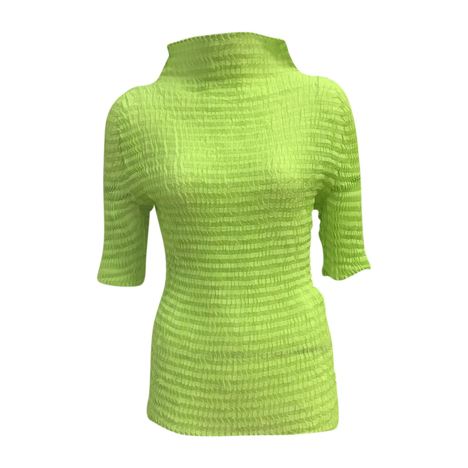 Issey Miyake neon green turtle neck top.
This fabric is extremely flexible and soft, with a beautifully straight cut.
Always worn without ironing.
Size : One size fits all
Condition: Excellent