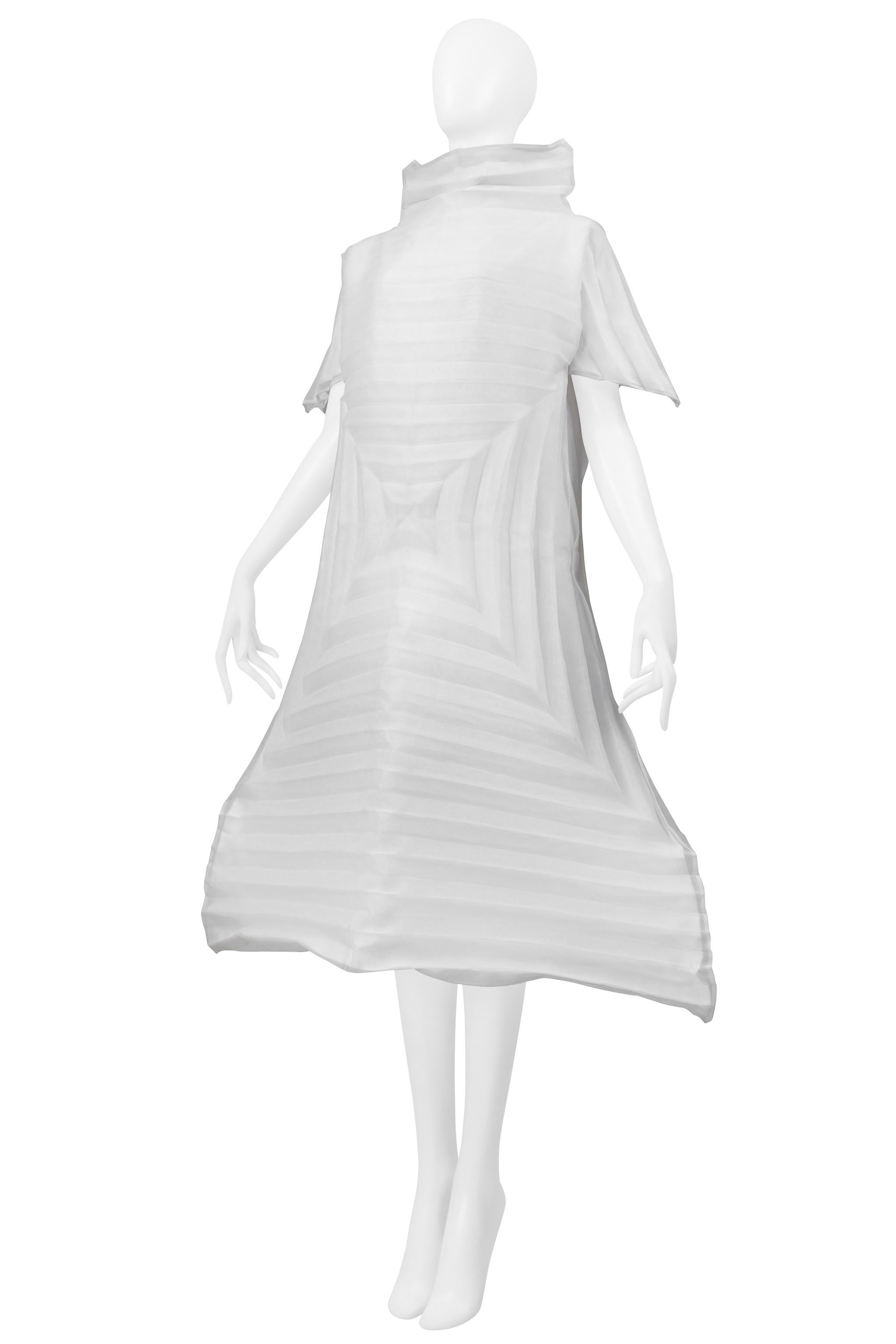 Resurrection Vintage è entusiasta di presentare un abito scultoreo vintage di Issey Miyake in organza bianca a due strati a quadrati concentrici, caratterizzato da pieghe verticali e orizzontali, drammatiche maniche a punta, collo alto e lunghezza