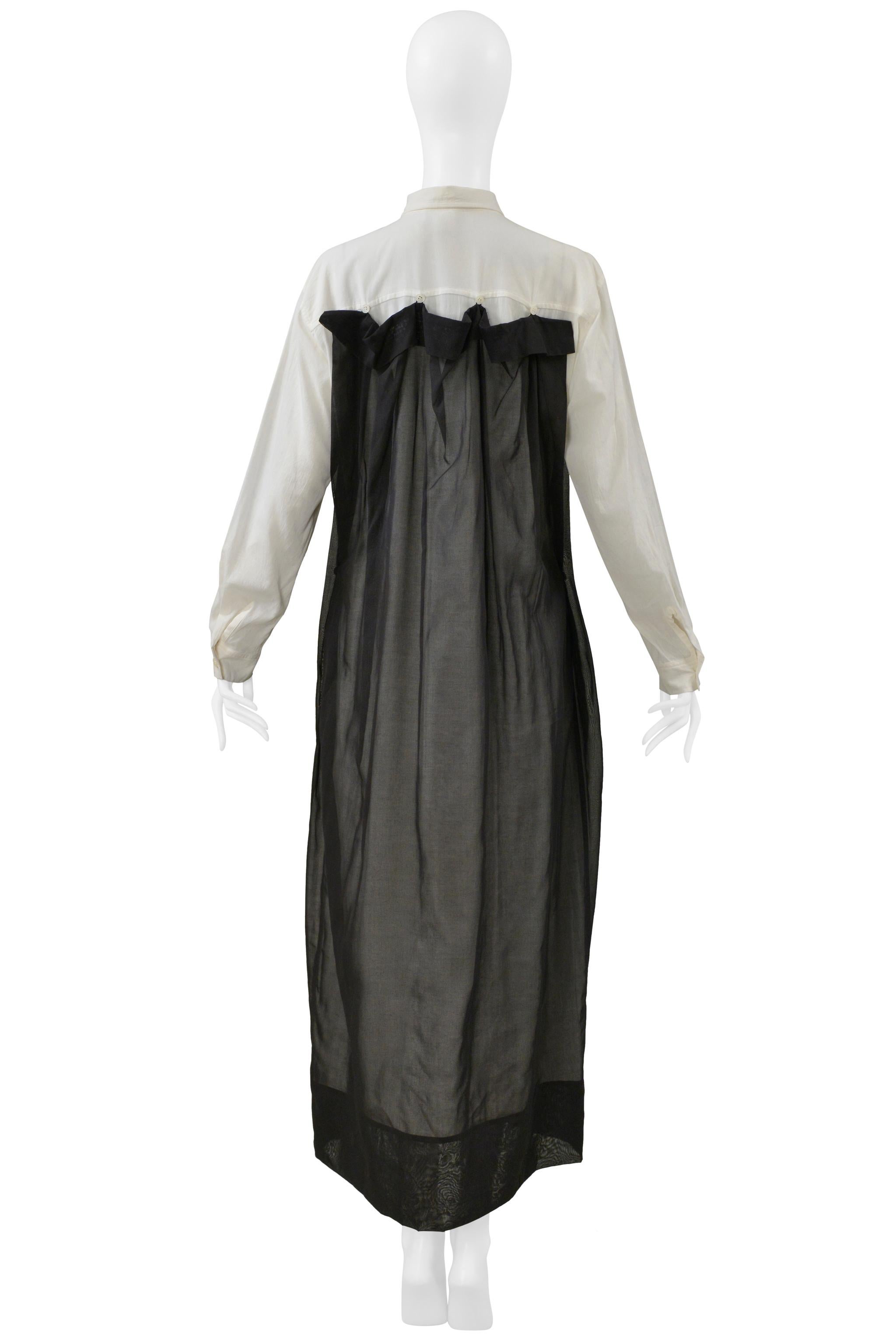 Resurrection Vintage a le plaisir de vous présenter une robe vintage Issey Miyake blanc cassé et noir de la collection 1998-1999, avec un col chemise rabattable, une superposition noire transparente avec des fermetures à boutons à l'encolure et sur