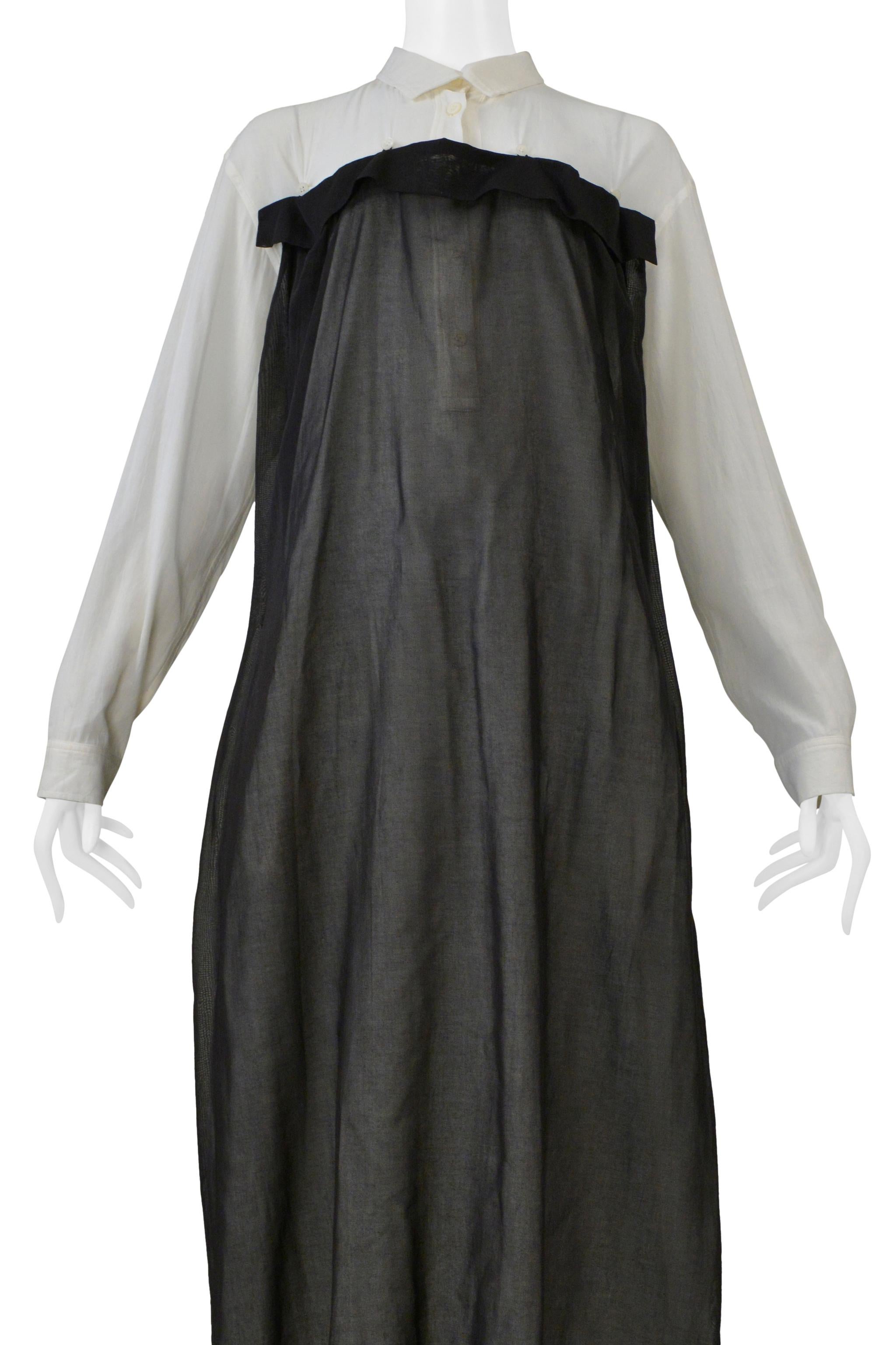 Noir Issey Miyake Robe-chemise écrue avec superposition de boutons noirs 1998-1999 en vente