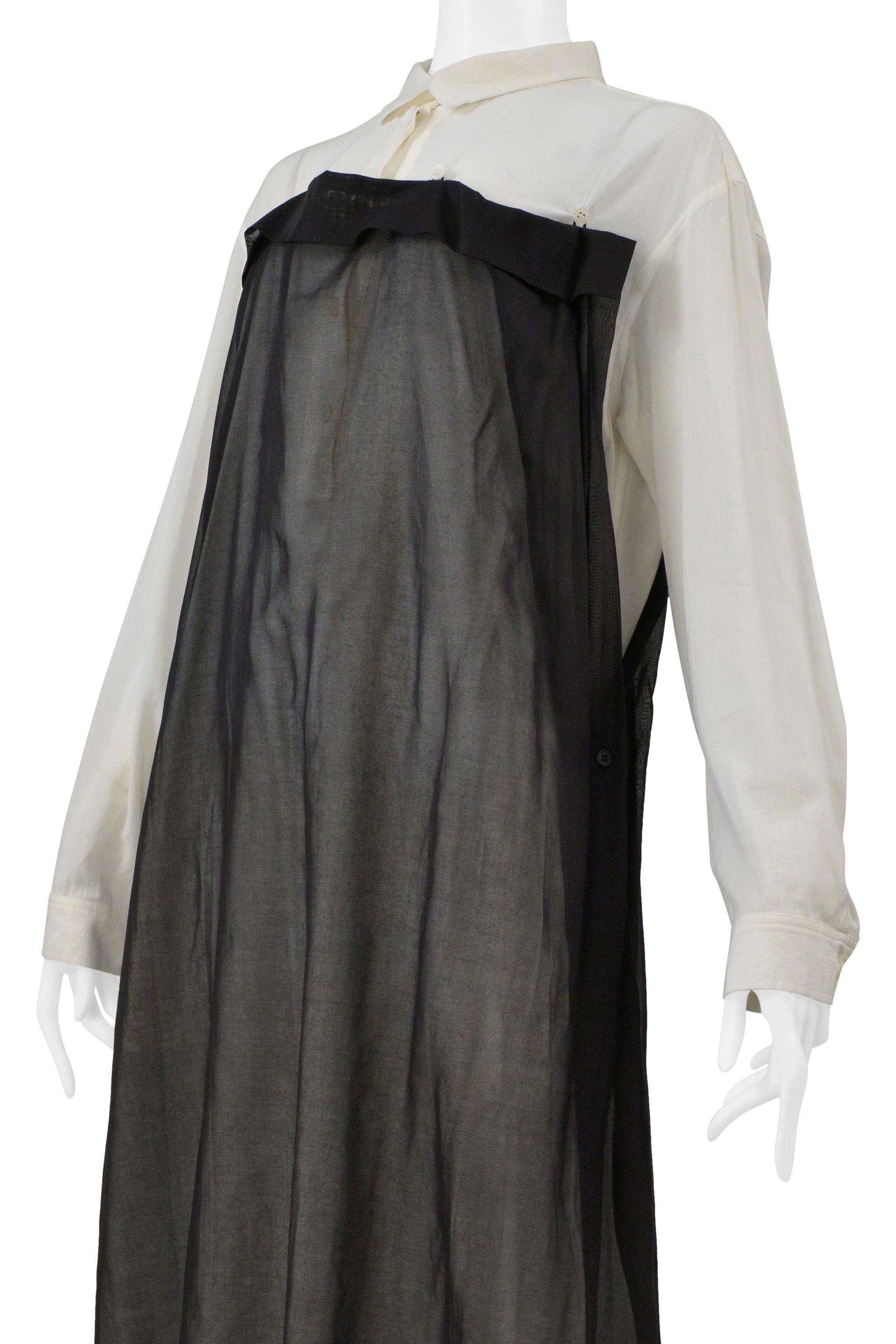 Issey Miyake Robe-chemise écrue avec superposition de boutons noirs 1998-1999 Bon état - En vente à Los Angeles, CA