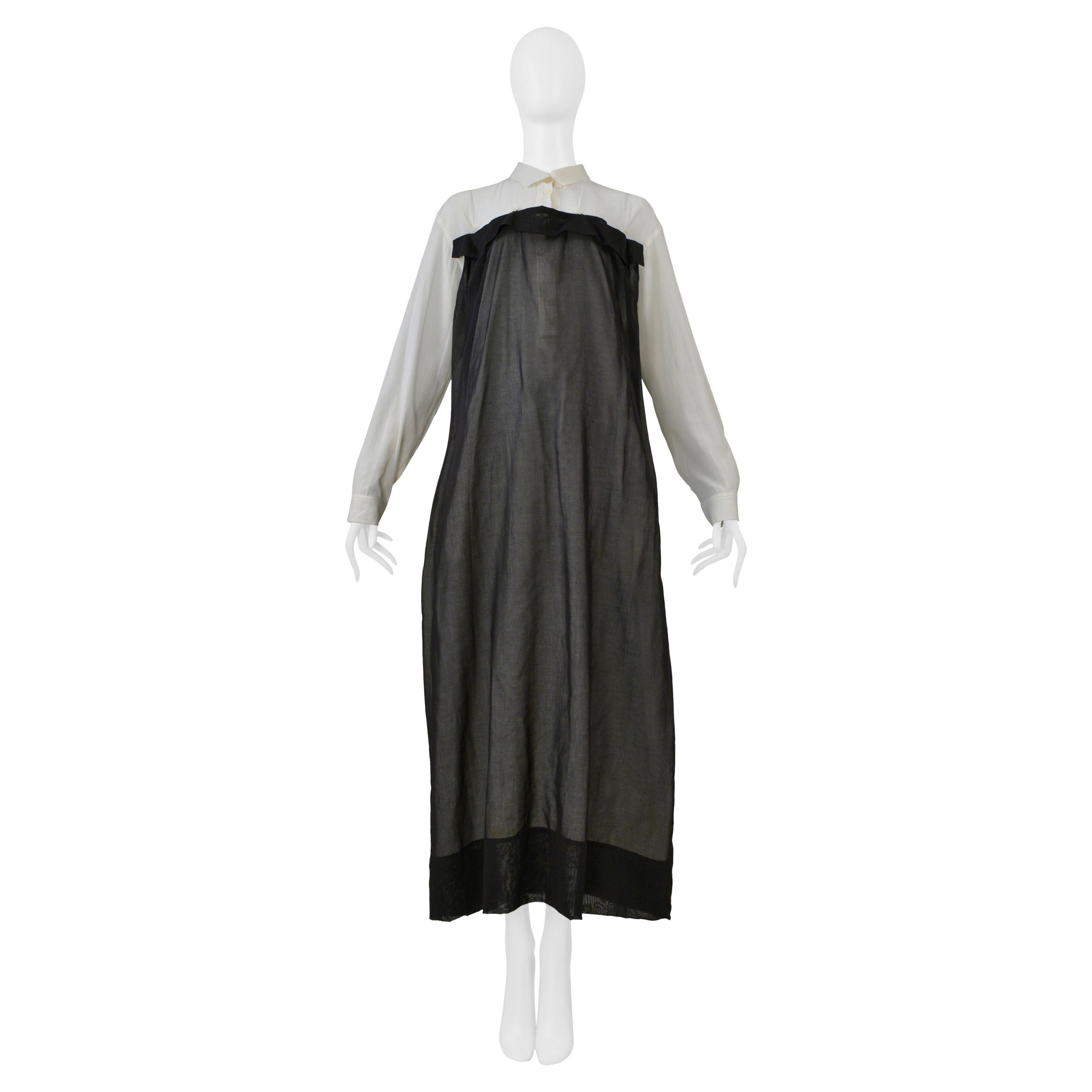 Issey Miyake Robe-chemise écrue avec superposition de boutons noirs 1998-1999 en vente