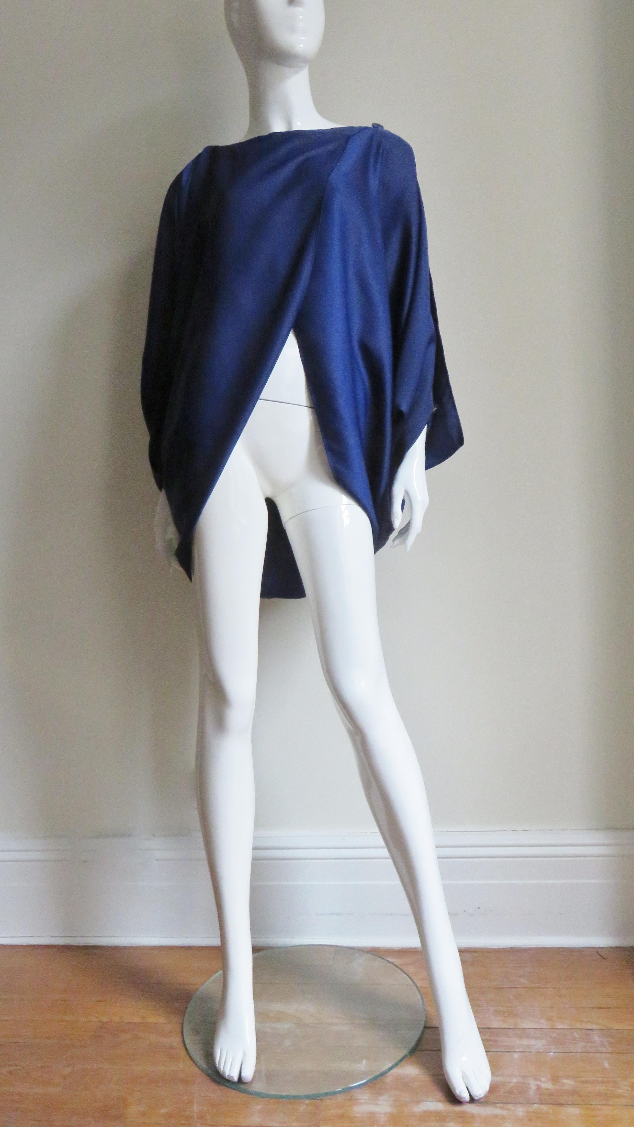 Issey Miyake - Top con maniche aperte e drappeggiate in vendita 1
