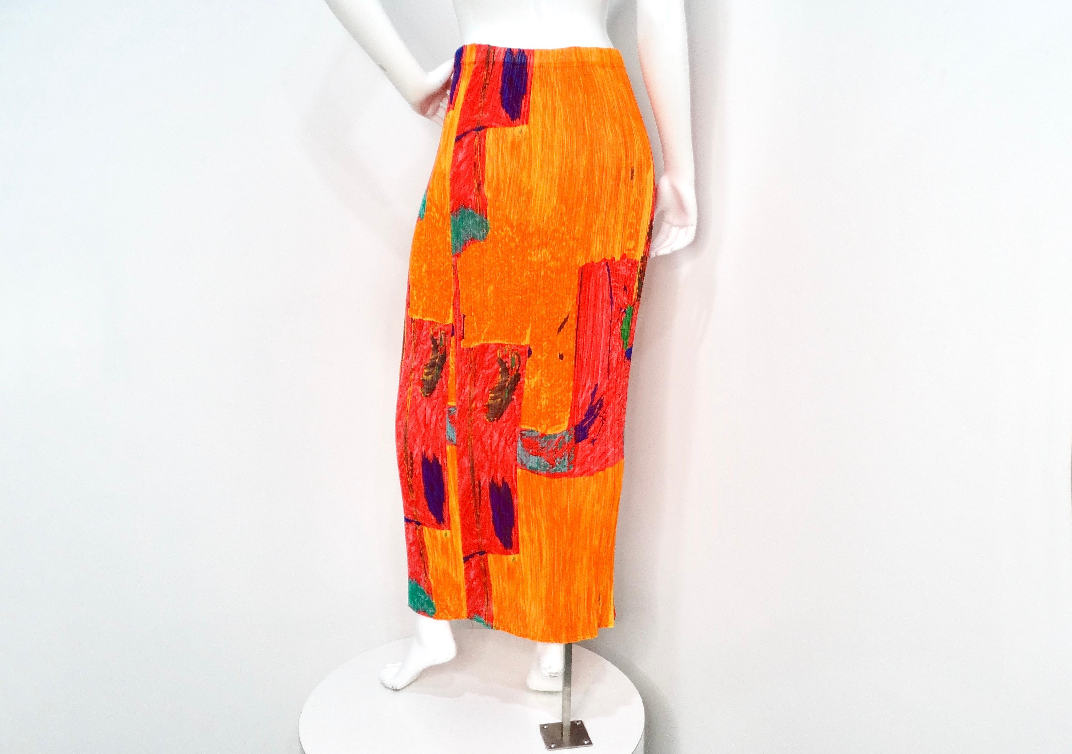 Issey Miyake - Jupe longue plissée à imprimé abstrait - Orange Pour femmes en vente