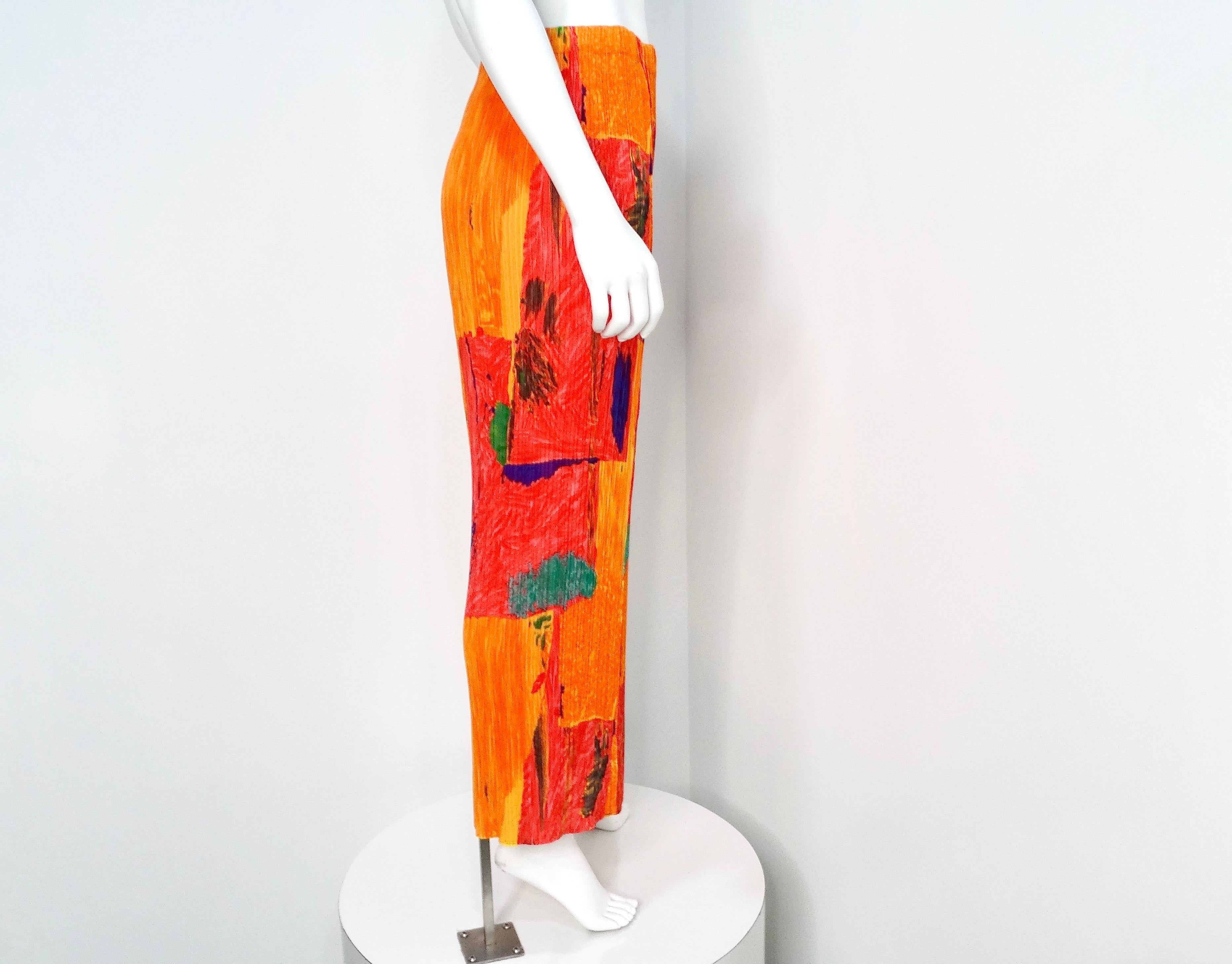 Issey Miyake - Jupe longue plissée à imprimé abstrait - Orange en vente 1