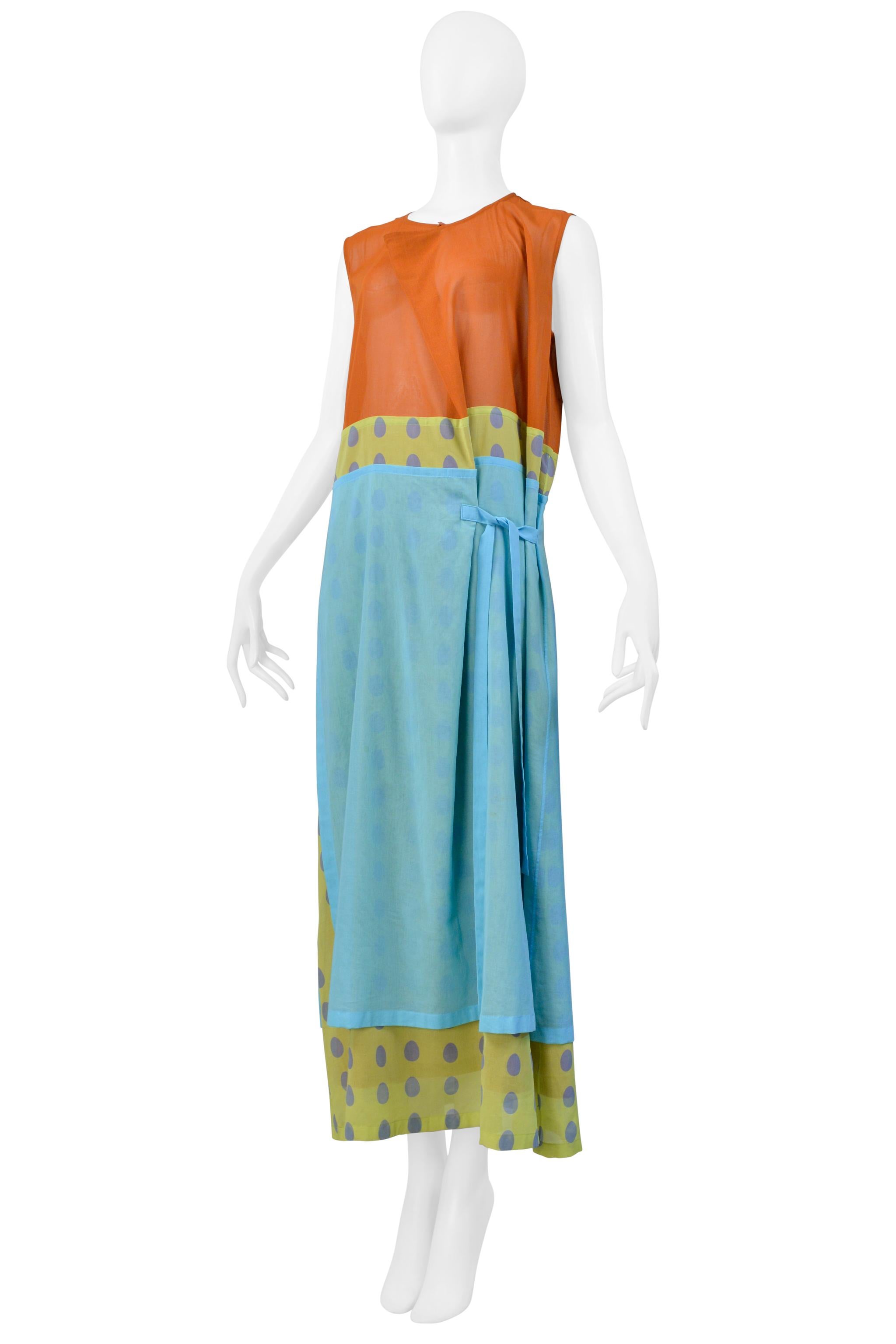 Resurrection Vintage se complace en presentar un vestido vintage de lunares naranjas y azules de Issey Miyake de la emblemática colección 