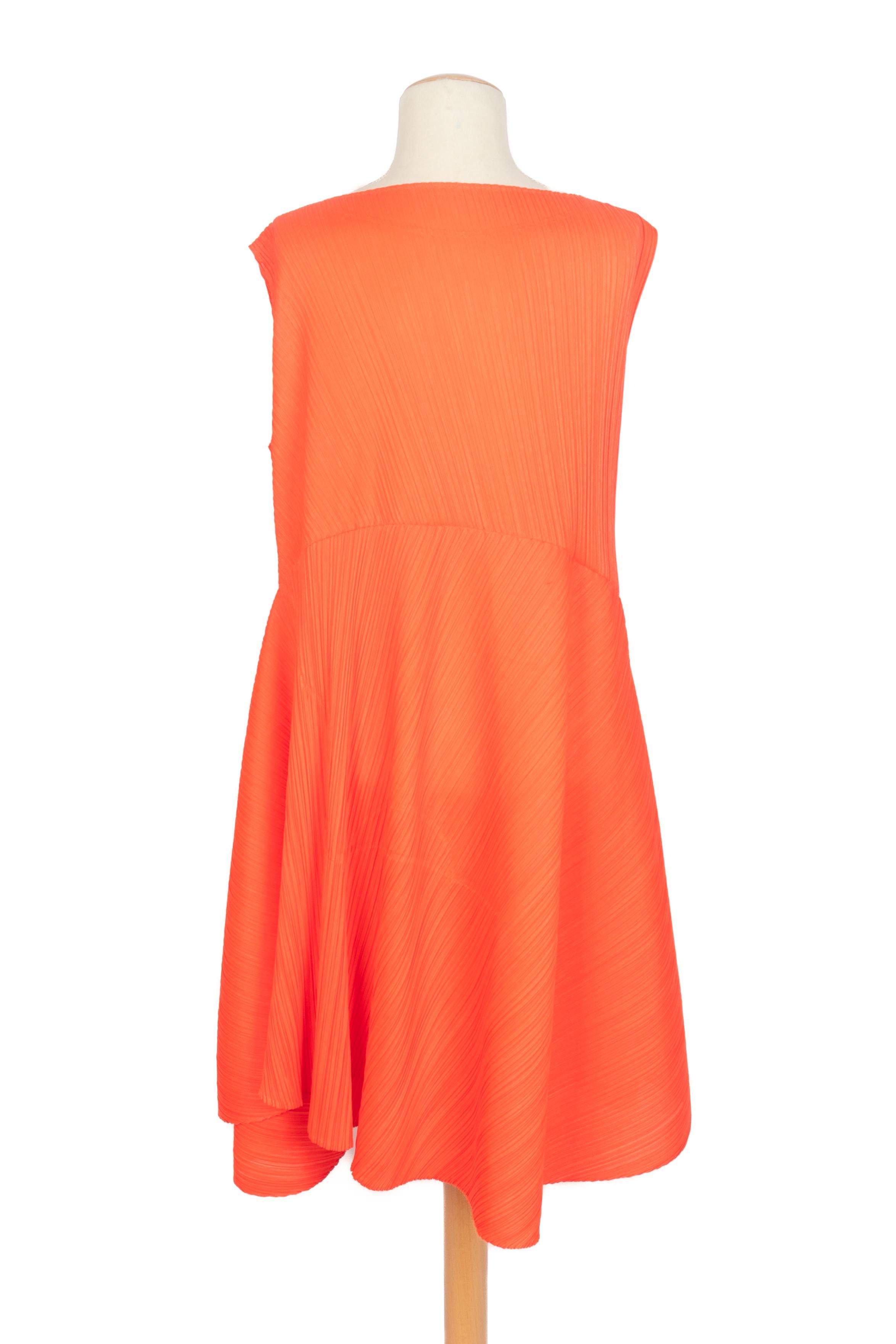 Issey Miyake robe orange Pleats Please Excellent état - En vente à SAINT-OUEN-SUR-SEINE, FR
